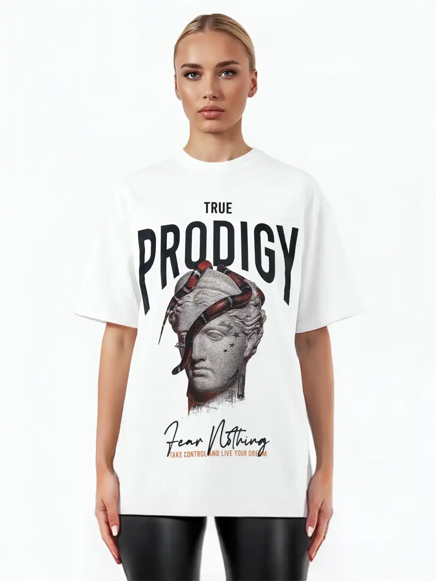 Eine Person trägt das trueprodigy Jamie F Oversize-T-Shirt aus schwerem Jersey mit Skulptur-Grafik, Schlange und "Fear Nothing"-Print in Weiß.