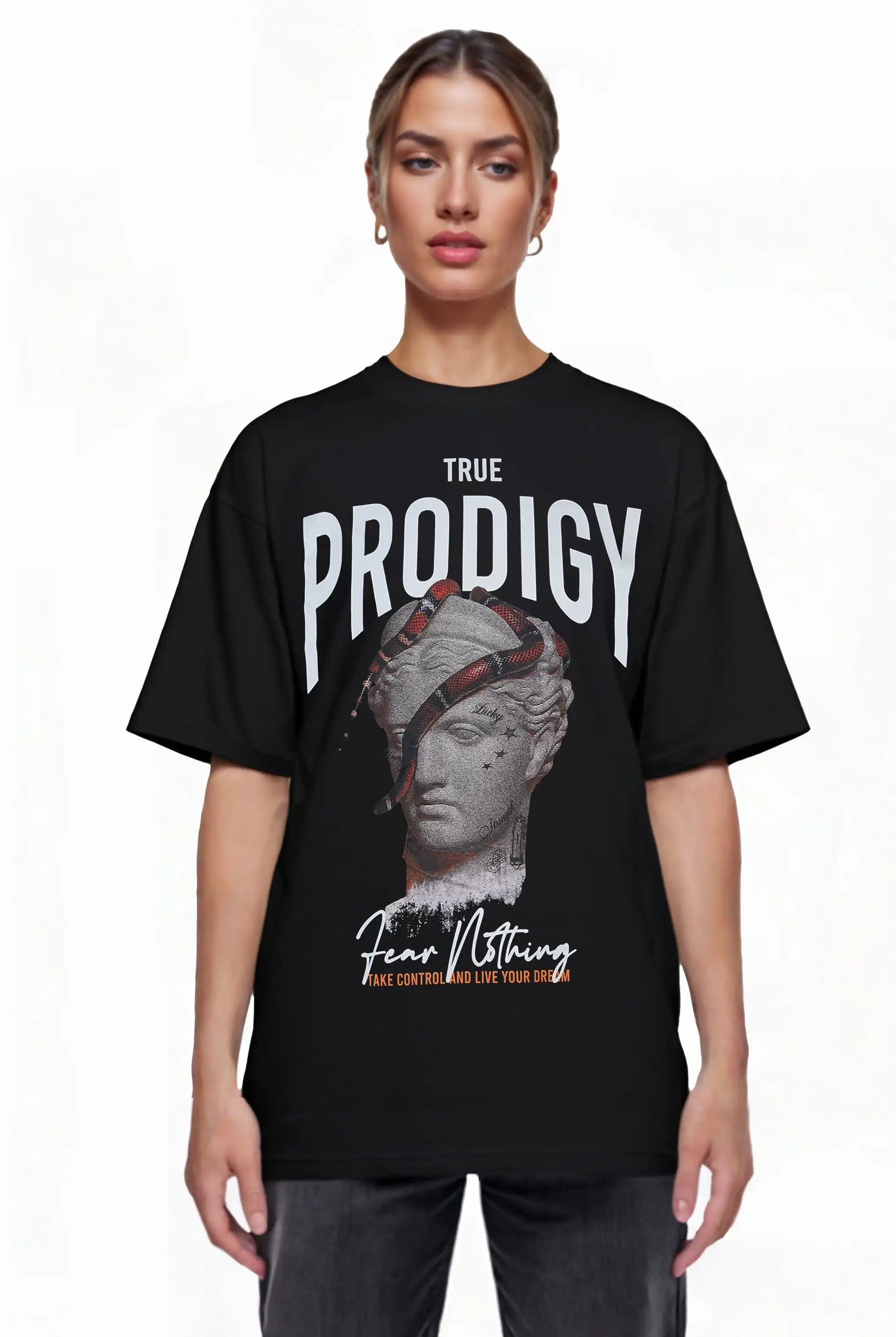 Eine Frau steht vor einem schlichten weißen Hintergrund und trägt das trueprodigy Jamie F Oversize-T-Shirt mit einer Skulpturgrafik, einer Schlange und einem "Fear Nothing"-Druck.