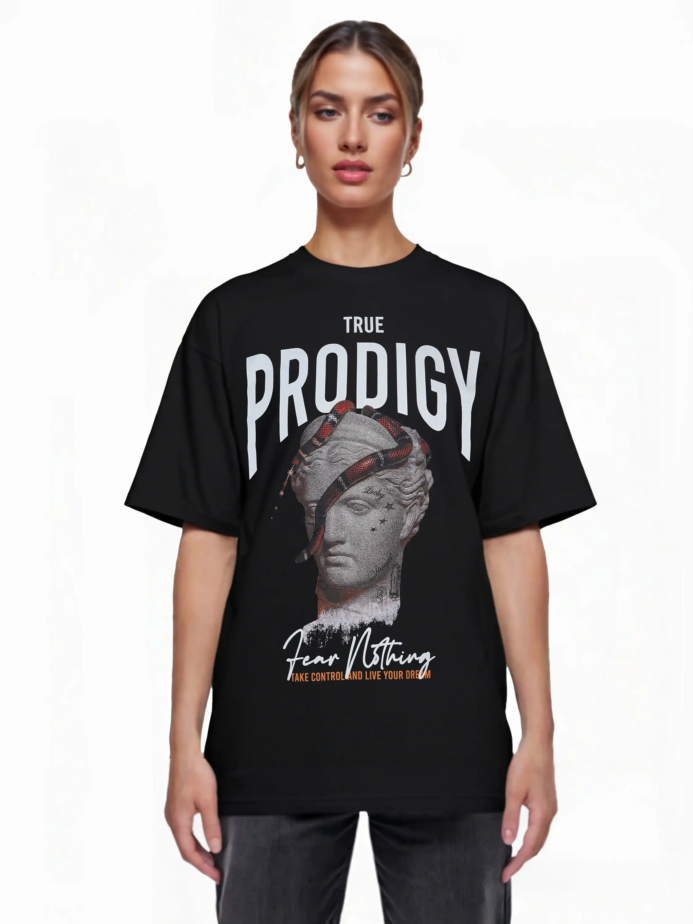 Eine Frau steht vor einem schlichten weißen Hintergrund und trägt das trueprodigy Jamie F Oversize-T-Shirt mit einer Skulpturgrafik, einer Schlange und einem "Fear Nothing"-Druck.