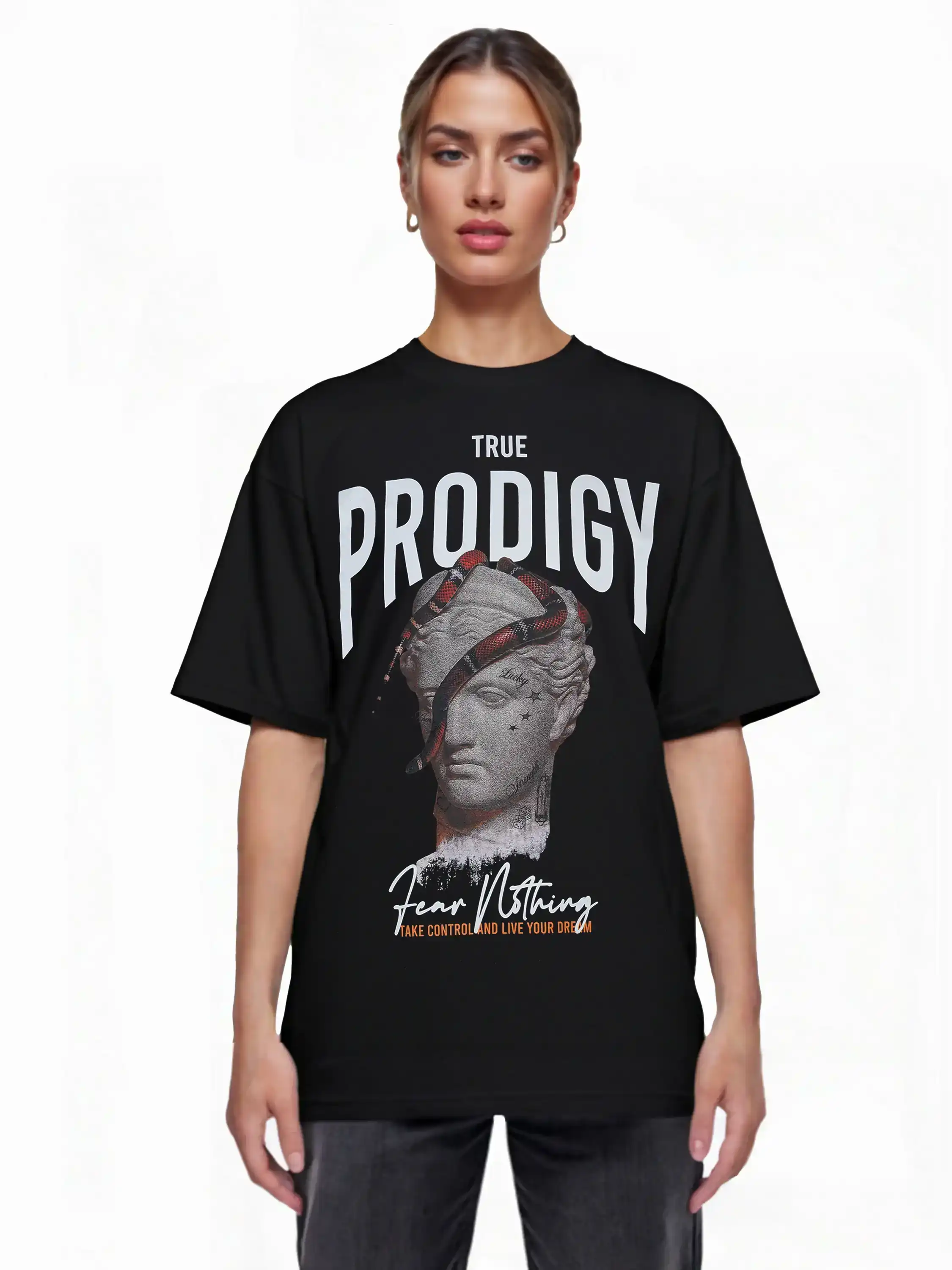 Eine Frau steht vor einem schlichten weißen Hintergrund und trägt das trueprodigy Jamie F Oversize-T-Shirt mit einer Skulpturgrafik, einer Schlange und einem "Fear Nothing"-Druck.