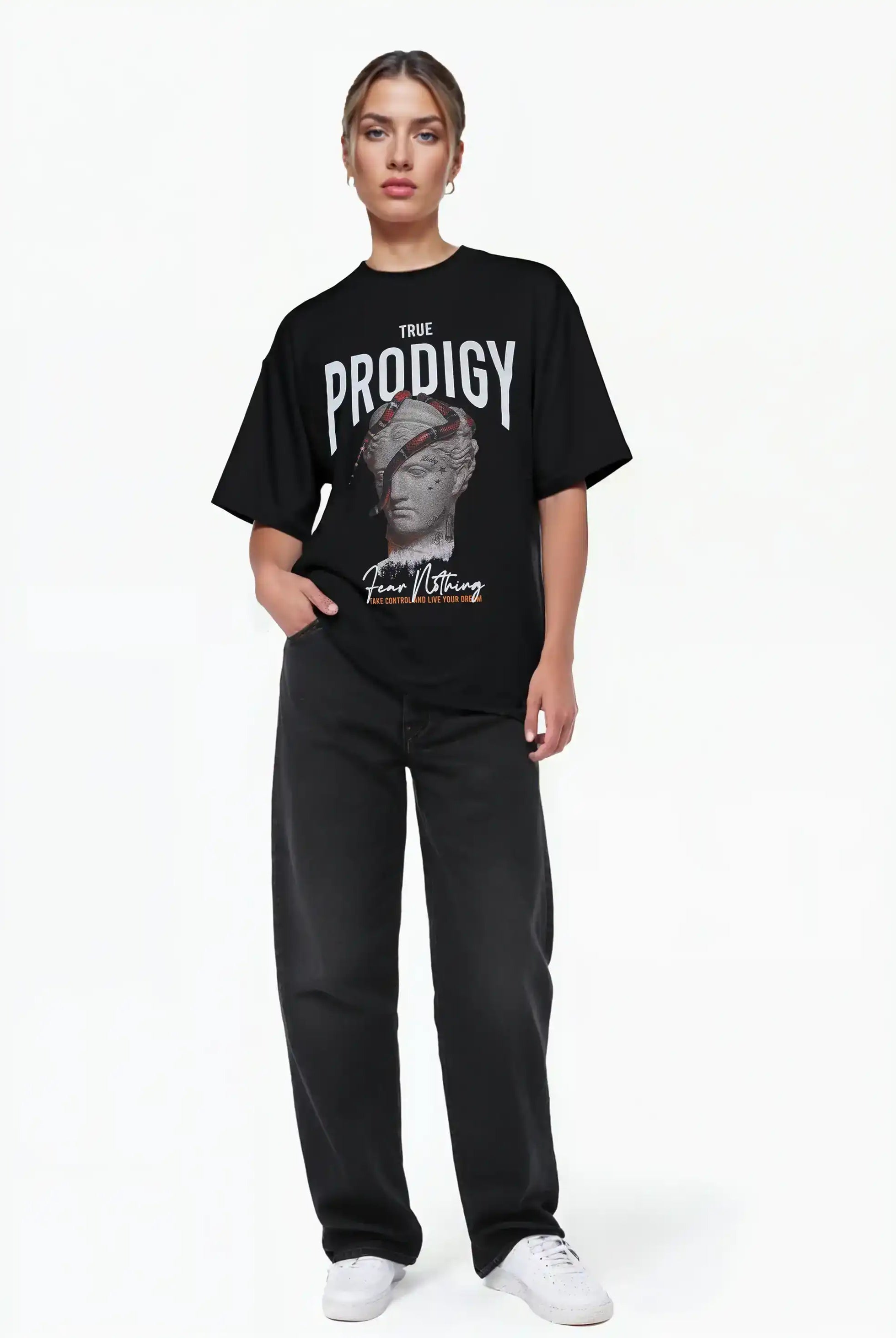 Eine Person steht mit dem Gesicht nach vorne, trägt ein schwarzes trueprodigy Jamie F Oversize-T-Shirt mit Skulptur-Grafik, Schlange & "Fear Nothing"-Print in schwerem Jerseystoff, weite schwarze Jeans und weiße Turnschuhe vor einem weißen Hintergrund. Eine Hand steckt in der Tasche.