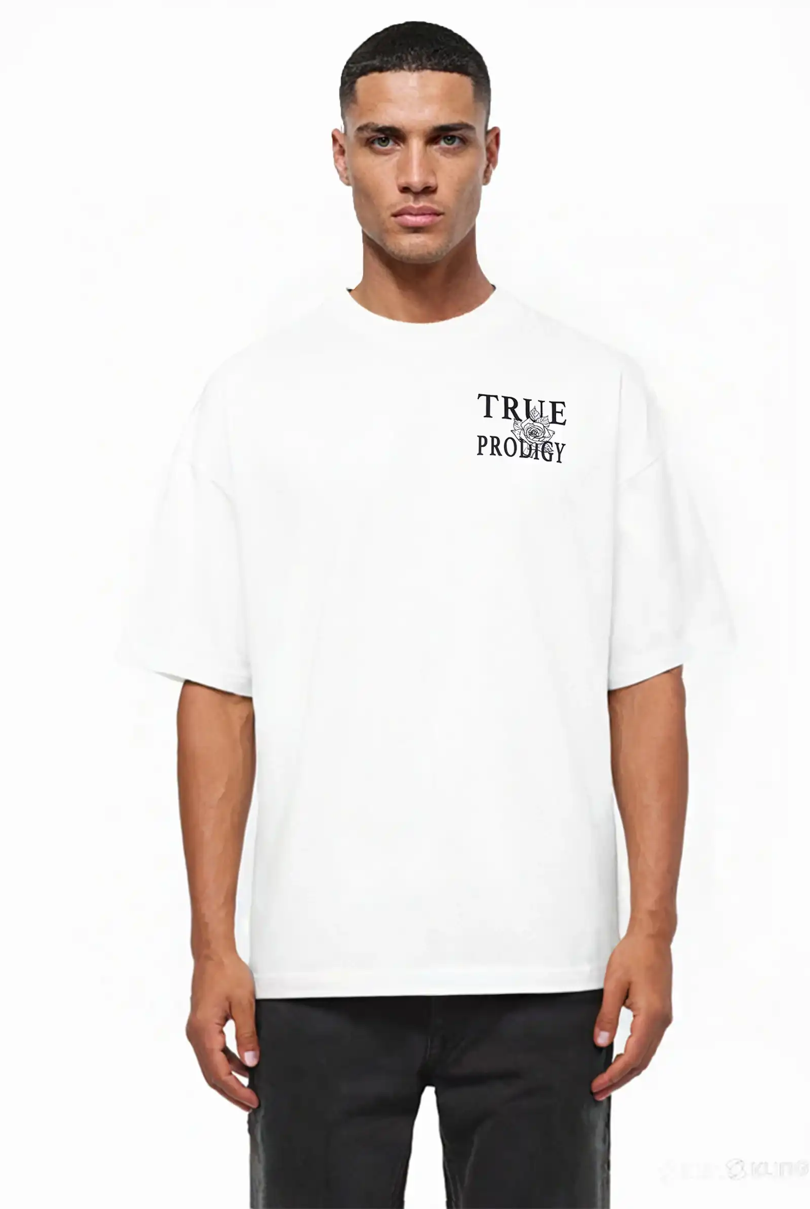 Ein Mann mit kurzen Haaren und neutralem Gesichtsausdruck trägt das trueprodigy Alex Oversize-T-Shirt, das auf der Vorder- und Rückseite mit skizzierten Rosen und dem Markenlogo bedruckt ist, vor einem schlichten weißen Hintergrund.