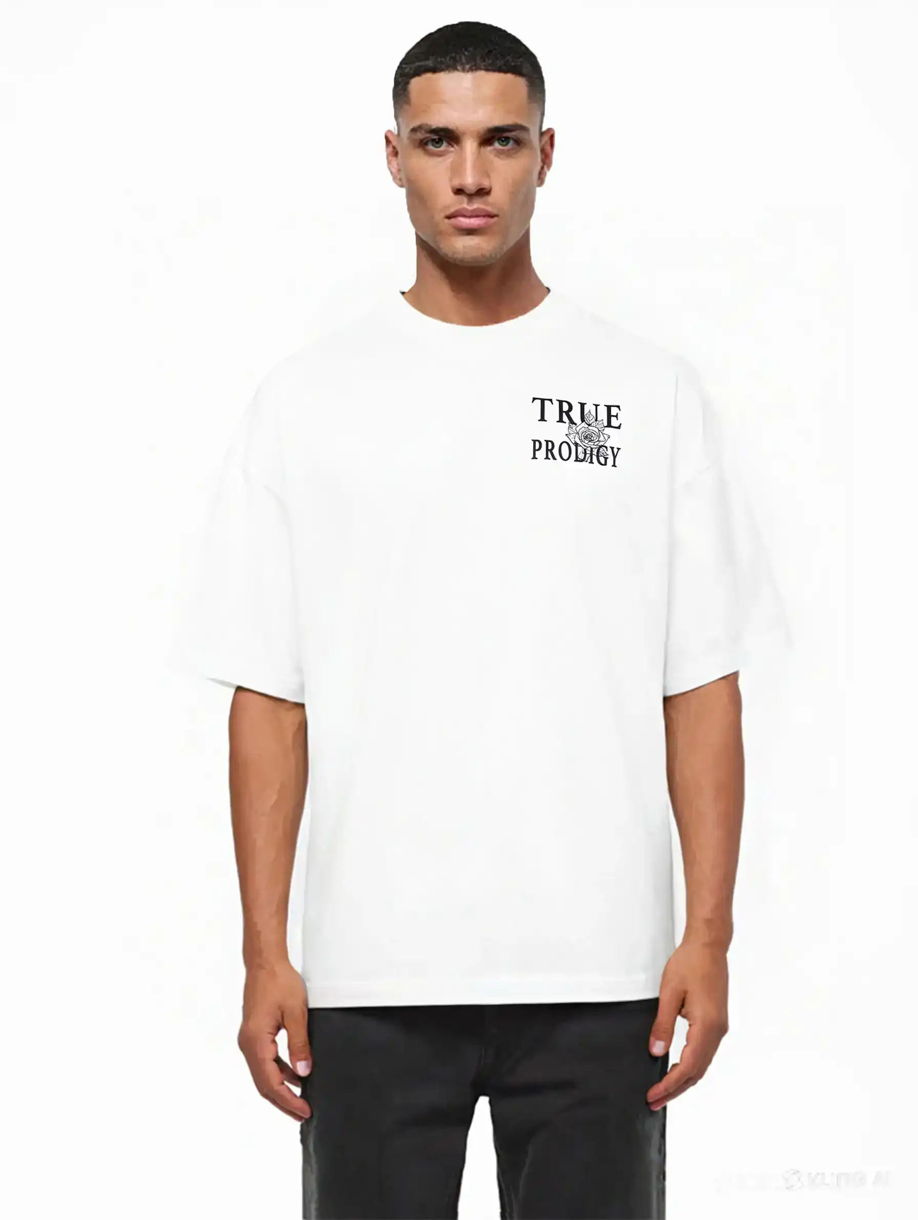 Ein Mann mit kurzen Haaren und neutralem Gesichtsausdruck trägt das trueprodigy Alex Oversize-T-Shirt, das auf der Vorder- und Rückseite mit skizzierten Rosen und dem Markenlogo bedruckt ist, vor einem schlichten weißen Hintergrund.