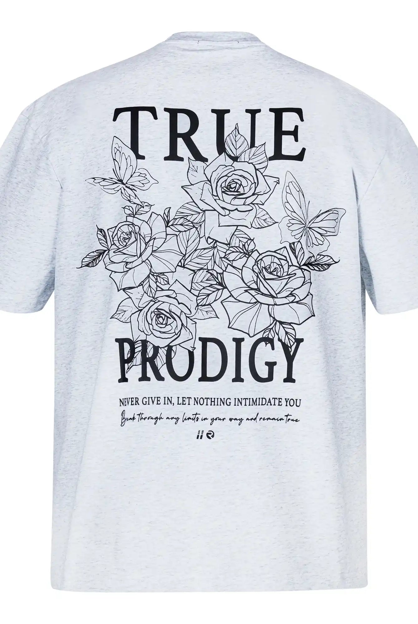 Das trueprodigy Alex Oversize-T-Shirt besteht aus schwerem Jersey in Hellgrau und ist auf der Vorder- und Rückseite mit skizzierten Rosen, dem "TRUE PRODIGY"-Logo, einem Schmetterling und dem Spruch "NEVER GIVE IN, LET NOTHING INTIMIDE YOU" bedruckt.