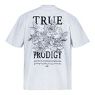 Das trueprodigy Alex Oversize-T-Shirt besteht aus schwerem Jersey in Hellgrau und ist auf der Vorder- und Rückseite mit skizzierten Rosen, dem "TRUE PRODIGY"-Logo, einem Schmetterling und dem Spruch "NEVER GIVE IN, LET NOTHING INTIMIDE YOU" bedruckt.