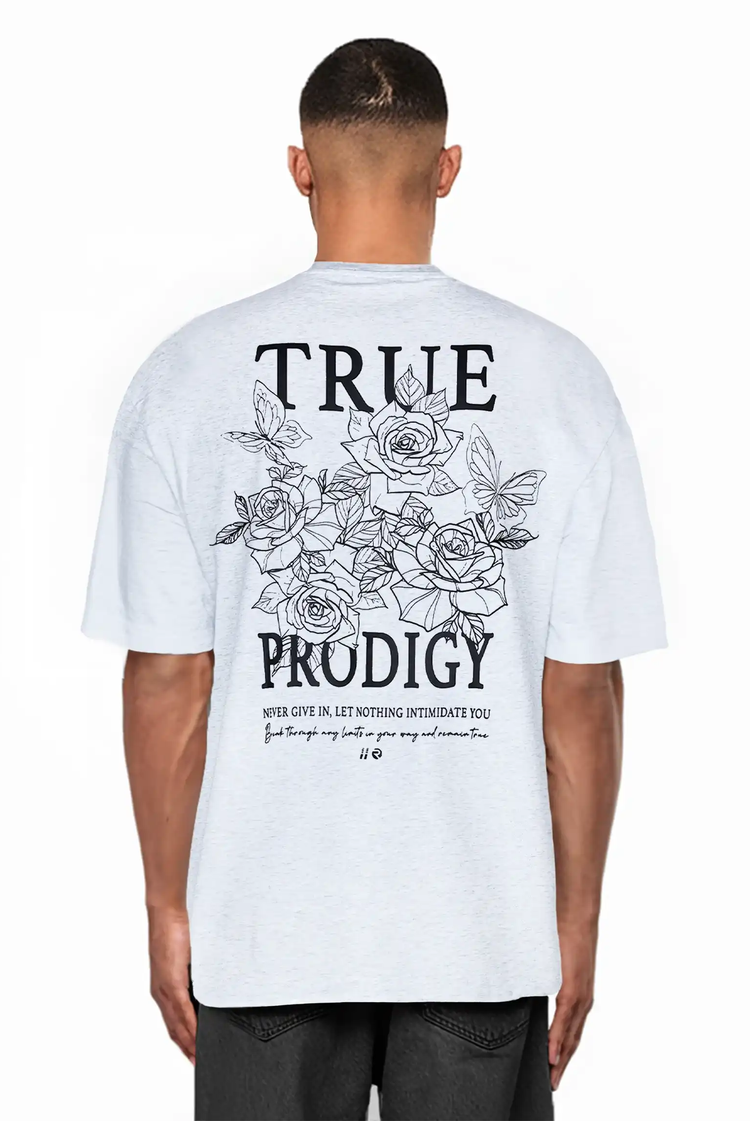 Eine Person trägt das Alex Oversize-T-Shirt von trueprodigy, das auf der Vorder- und Rückseite mit schwarzen Rosenskizzen und dem trueprodigy-Logo bedruckt ist. Es ist aus schwerem Jersey-Stoff gefertigt und zeigt außerdem einen fetten Slogan und ein kleineres Motivationszitat.