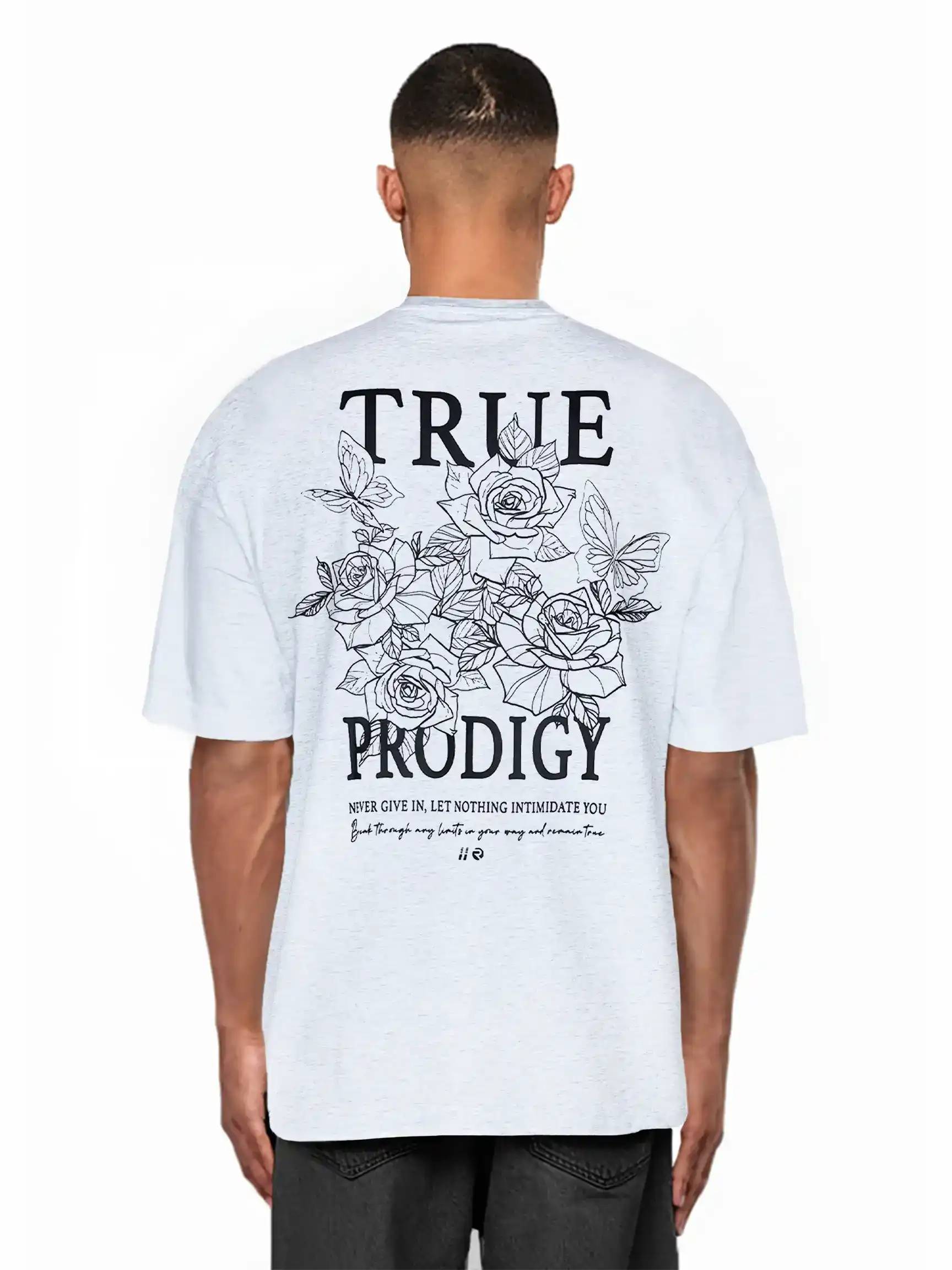 Eine Person trägt das Alex Oversize-T-Shirt von trueprodigy, das auf der Vorder- und Rückseite mit schwarzen Rosenskizzen und dem trueprodigy-Logo bedruckt ist. Es ist aus schwerem Jersey-Stoff gefertigt und zeigt außerdem einen fetten Slogan und ein kleineres Motivationszitat.