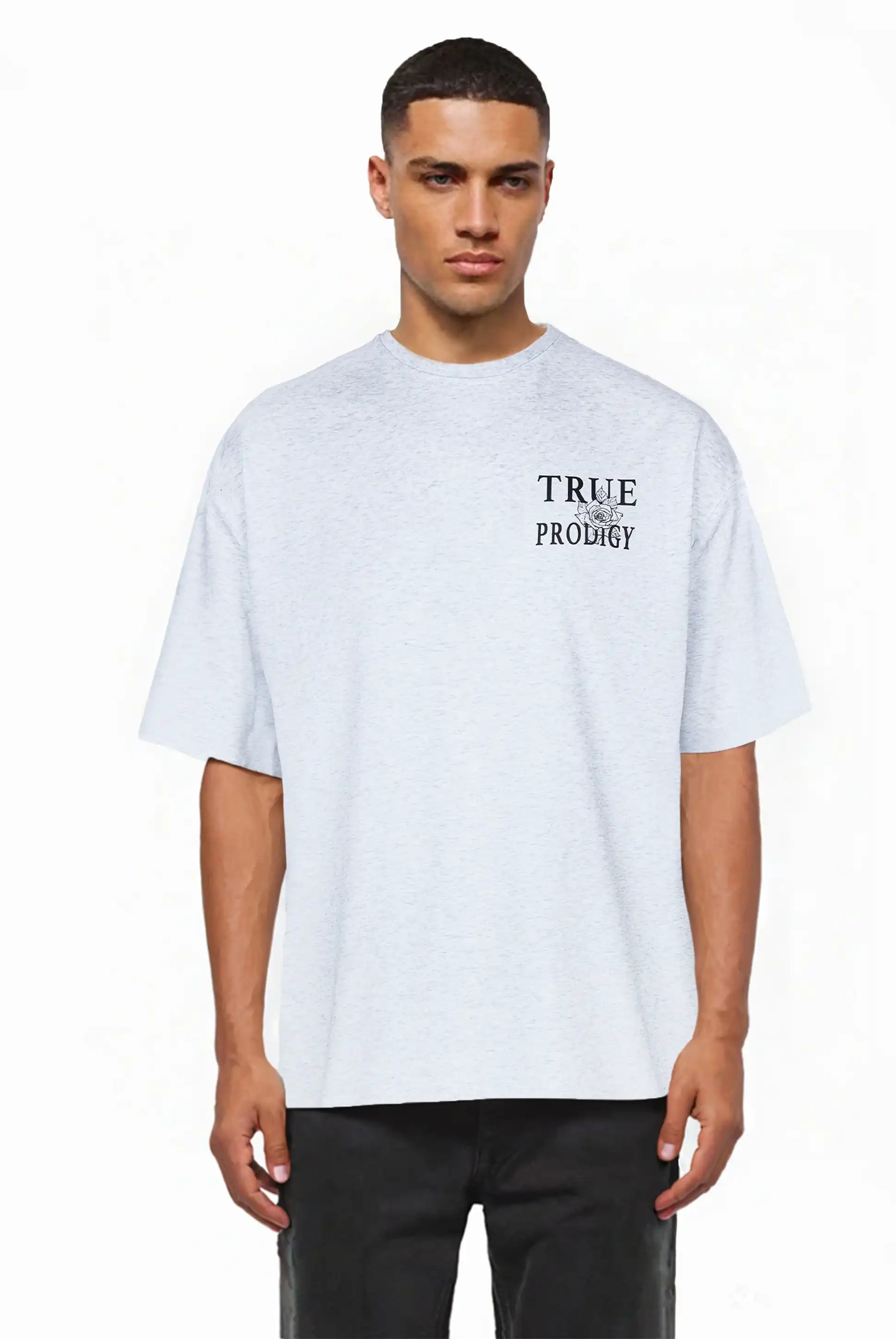 Eine Person trägt das trueprodigy Alex Oversize-T-Shirt mit einer Rosenskizze und trueprodigy-Logo auf Vorder- und Rückseite, gepaart mit einer schwarzen Hose, vor einem schlichten weißen Hintergrund.