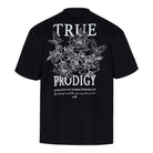 Das trueprodigy Alex Oversize-T-Shirt in schwarz besteht aus schwerem Jersey und bietet eine weiße Rosen-Skizze sowie Logo-Prints auf Front und Rücken - inklusive "Never give in. Lass dich von nichts einschüchtern" und handgeschriebenem Schriftzug.