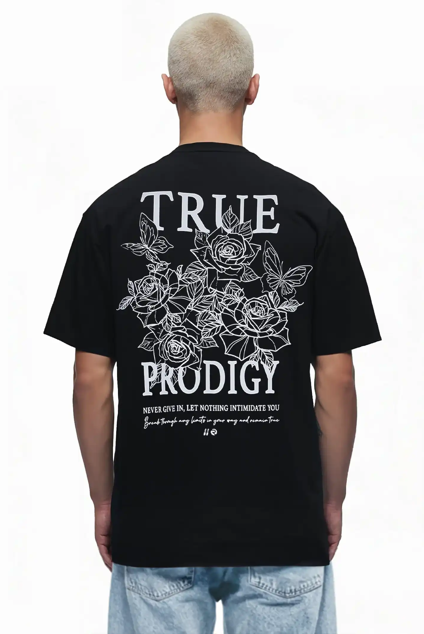 Eine Person mit kurzen blonden Haaren trägt das trueprodigy Alex Oversize-T-Shirt, das auf der Vorder- und Rückseite mit Rosenskizzen und dem trueprodigy Logo bedruckt ist.