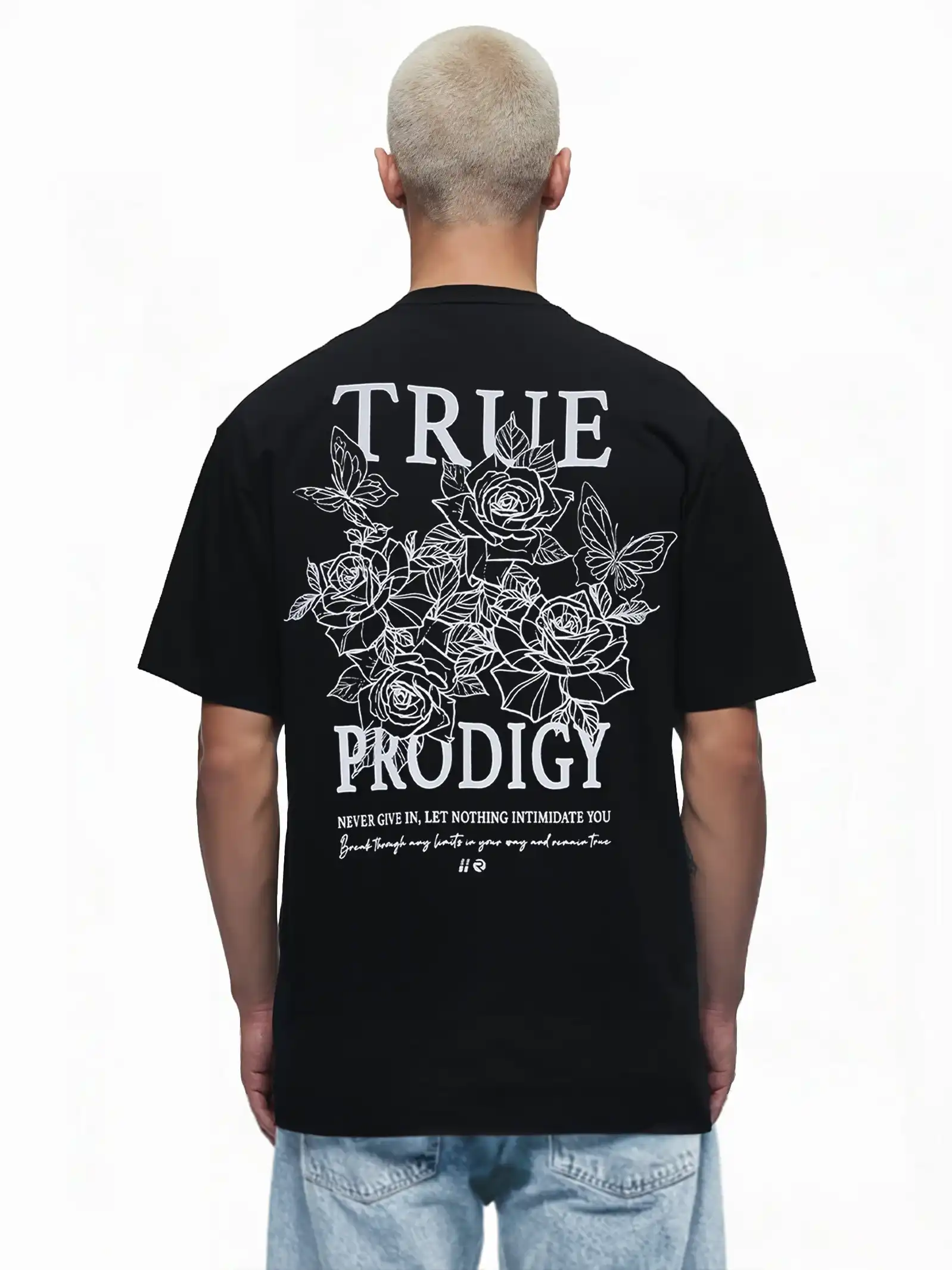 Eine Person mit kurzen blonden Haaren trägt das trueprodigy Alex Oversize-T-Shirt, das auf der Vorder- und Rückseite mit Rosenskizzen und dem trueprodigy Logo bedruckt ist.