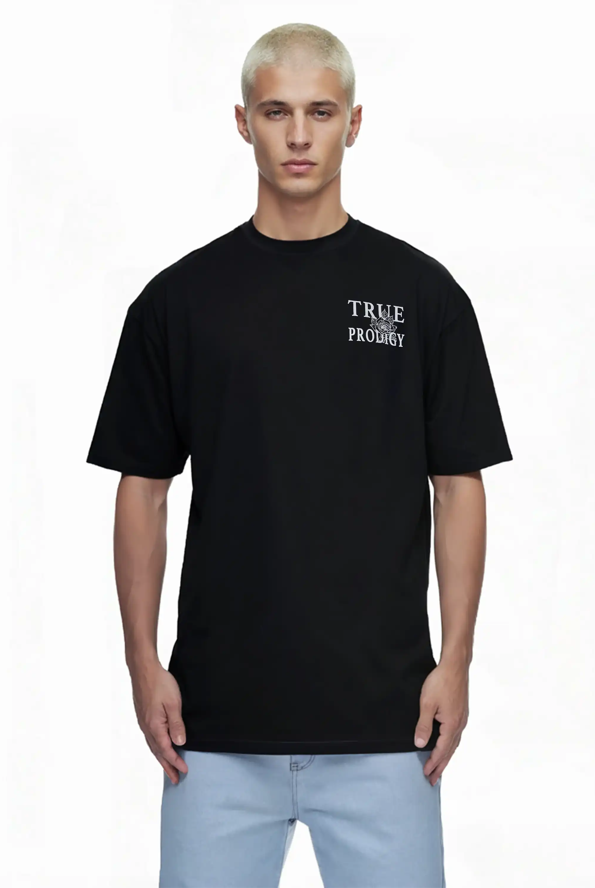 Eine Person mit kurzen gebleichten Haaren trägt das trueprodigy Alex Oversize-T-Shirt mit Rosen-Skizze & Logo als Vorder- und Rückendruck, gepaart mit hellblauen Jeans, vor einem schlichten weißen Hintergrund.
