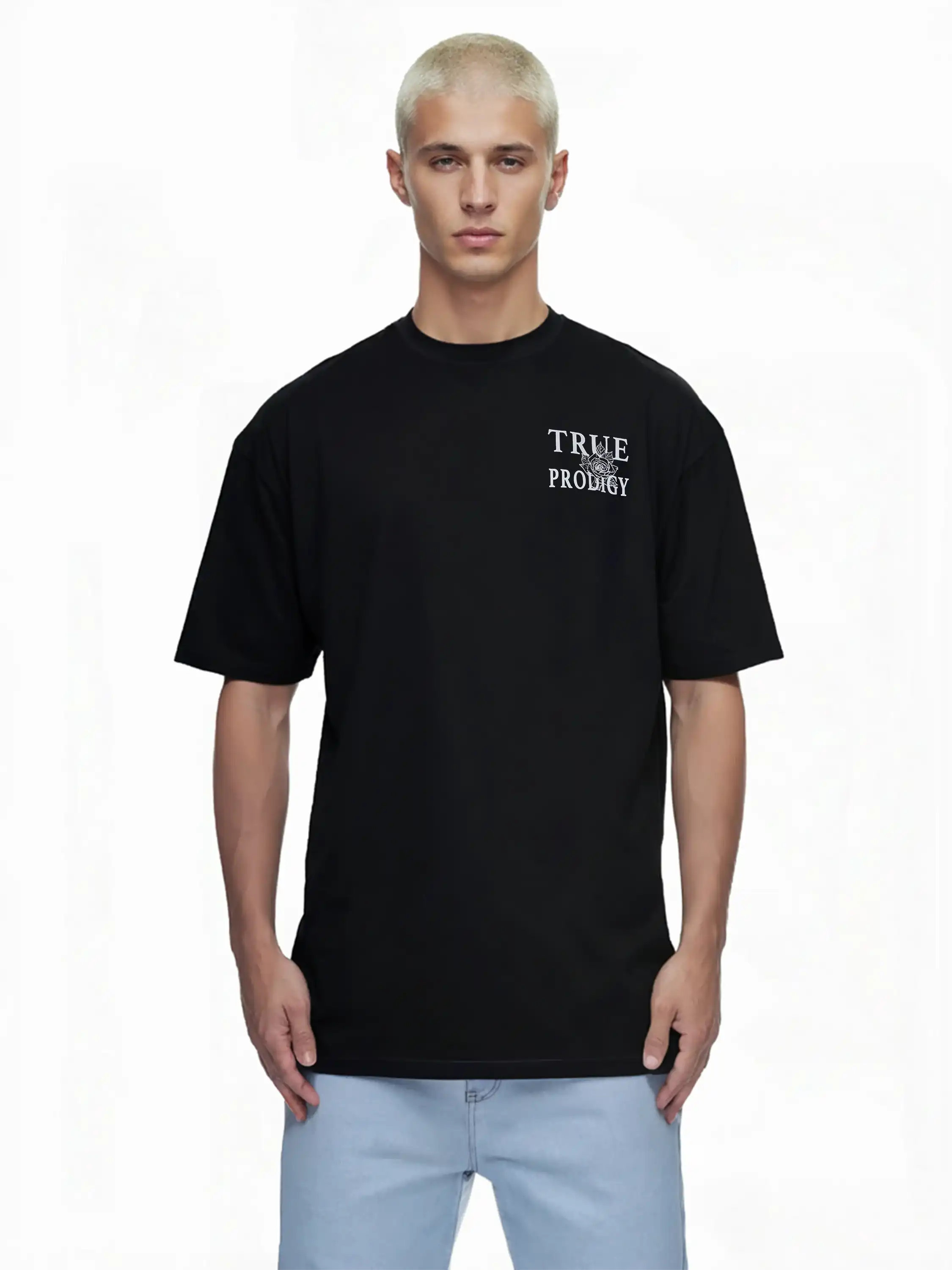 Eine Person mit kurzen gebleichten Haaren trägt das trueprodigy Alex Oversize-T-Shirt mit Rosen-Skizze & Logo als Vorder- und Rückendruck, gepaart mit hellblauen Jeans, vor einem schlichten weißen Hintergrund.