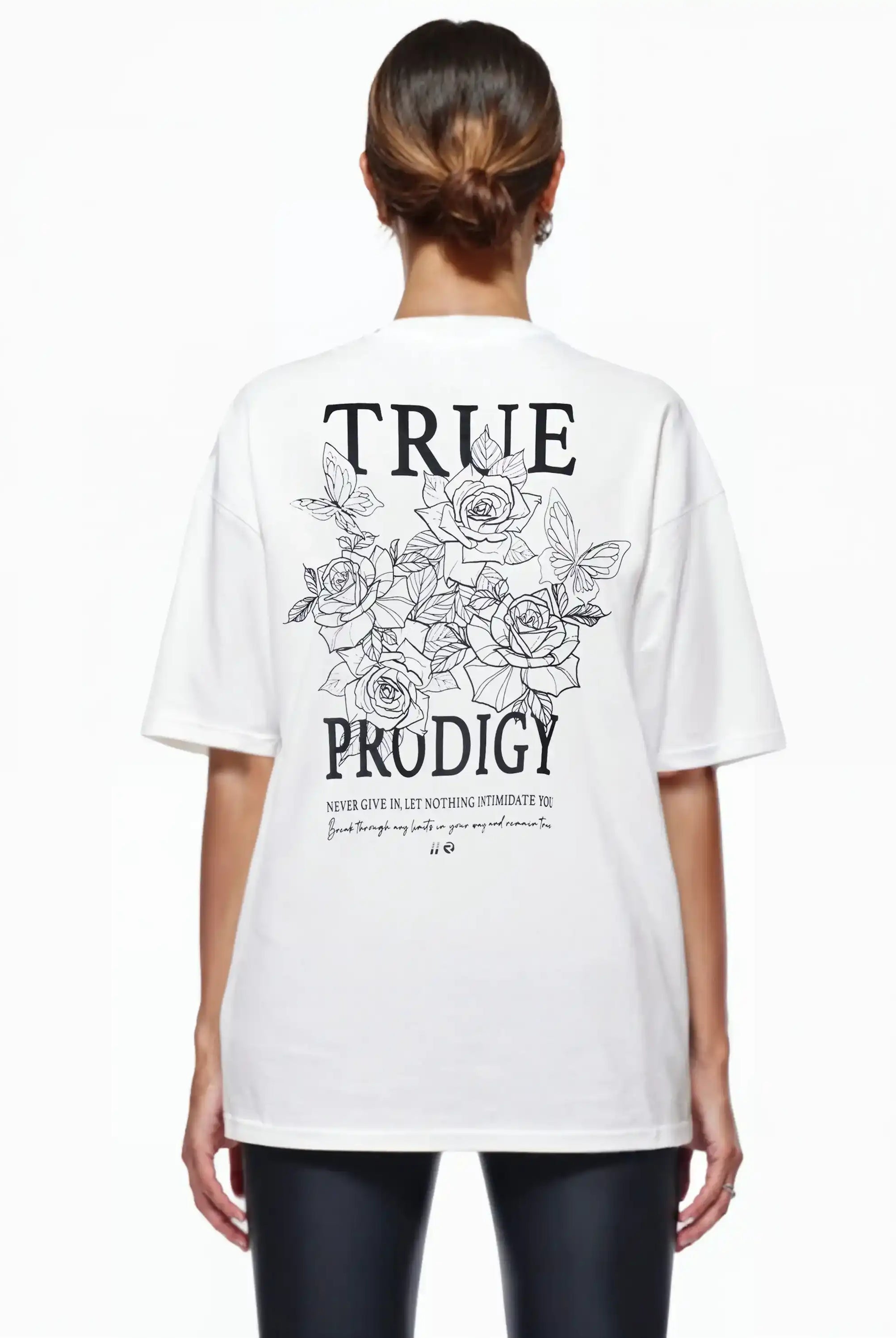 Zu sehen ist eine Person von hinten, die das unisex trueprodigy Alex F Oversize-T-Shirt in weißem Jerseystoff mit Sprüh-Smiley und trueprodigy-Schriftzug auf der Vorder- und Rückseite trägt.