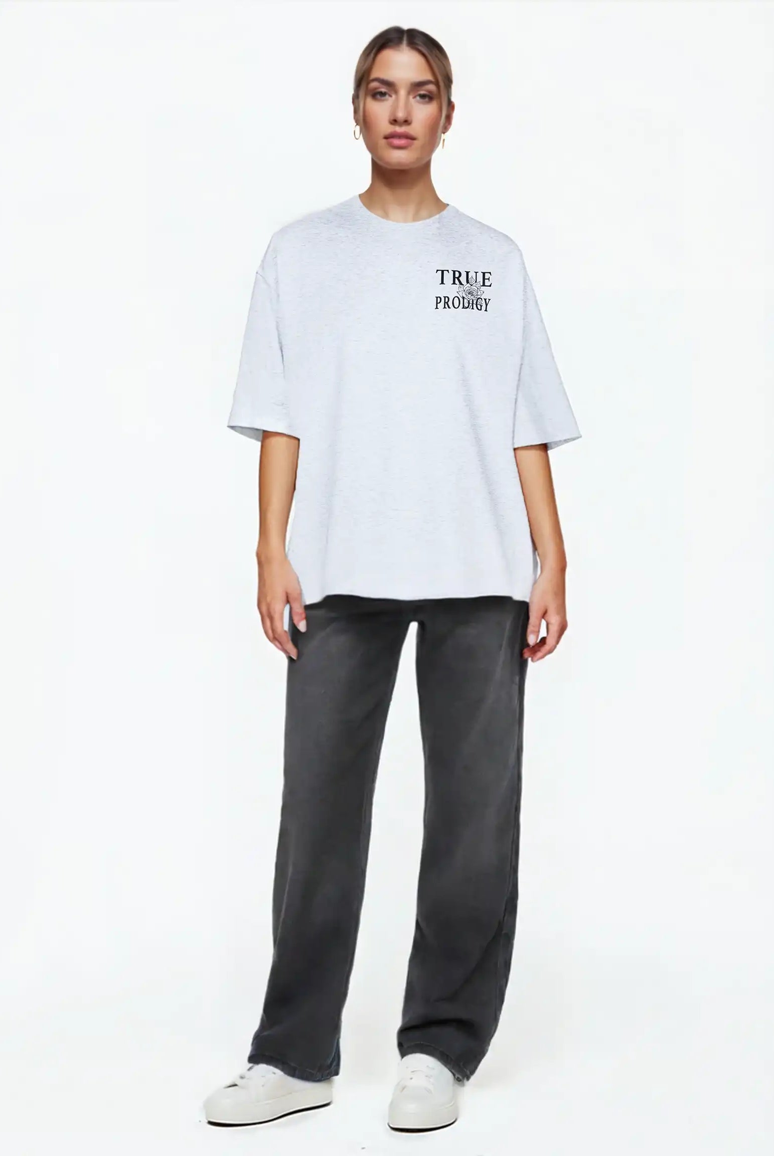 Eine Person steht mit dem Gesicht nach vorne und trägt ein hellgraues "Alex F Oversize-T-Shirt mit Spray-Smiley & trueprodigy-Schriftzug vorne & hinten" von trueprodigy, gepaart mit einer dunkelgrauen Hose und weißen Turnschuhen, vor einem schlichten weißen Hintergrund.