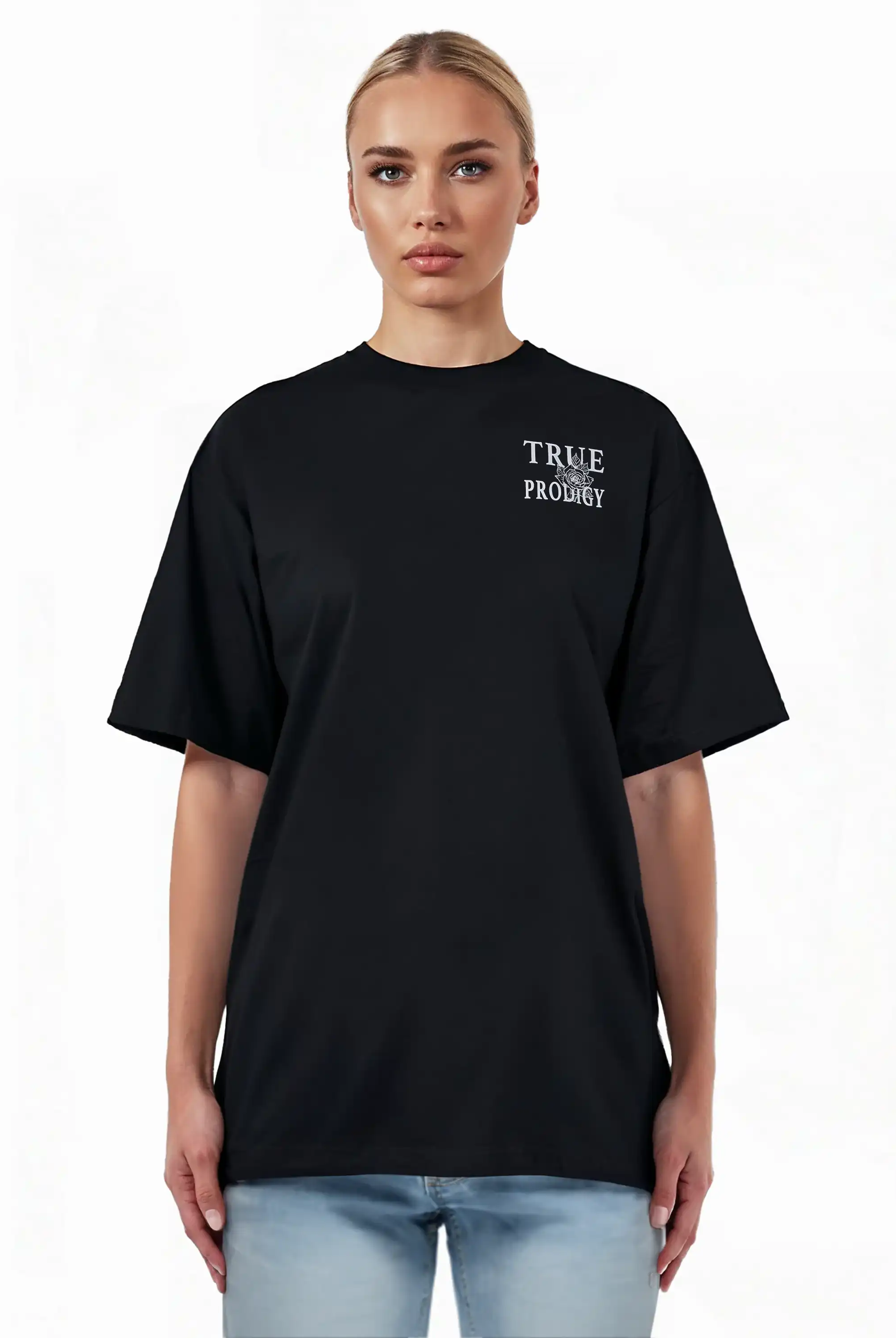 Eine Person trägt das Alex F Oversize-T-Shirt von trueprodigy in schwarz mit einem Spray-Smiley und trueprodigy-Logo auf der Vorder- und Rückseite, gepaart mit einer hellblauen Jeans, vor einem schlichten weißen Hintergrund.