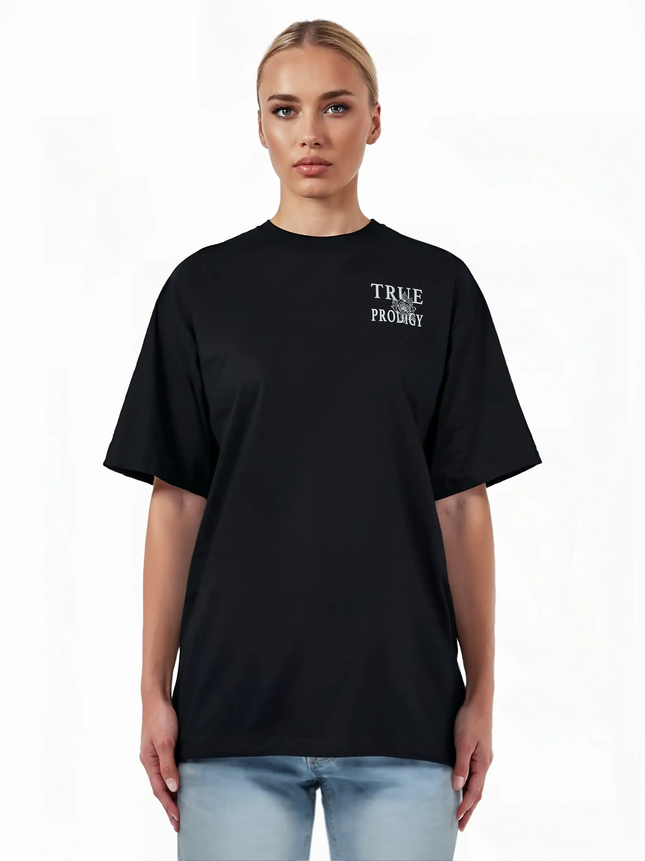 Eine Person trägt das Alex F Oversize-T-Shirt von trueprodigy in schwarz mit einem Spray-Smiley und trueprodigy-Logo auf der Vorder- und Rückseite, gepaart mit einer hellblauen Jeans, vor einem schlichten weißen Hintergrund.