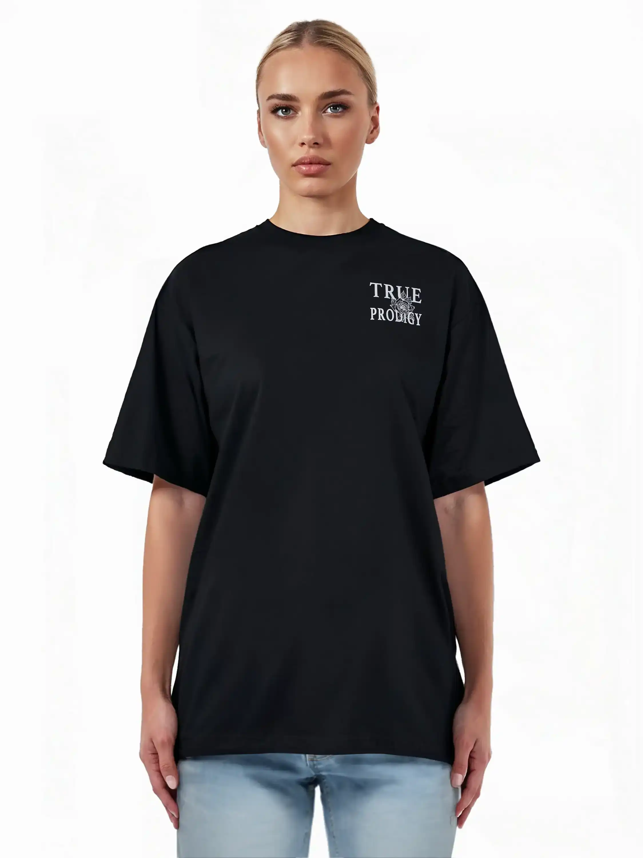 Eine Person trägt das Alex F Oversize-T-Shirt von trueprodigy in schwarz mit einem Spray-Smiley und trueprodigy-Logo auf der Vorder- und Rückseite, gepaart mit einer hellblauen Jeans, vor einem schlichten weißen Hintergrund.