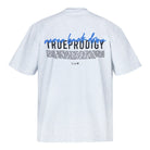 Das Lior Oversize-T-Shirt von trueprodigy ist ein hellgraues Unisex-Shirt aus dickem Jersey mit einem Logo auf der Brust und dem blau-schwarzen Rückenprint "never back down" mit großem "true prodigy"-Schriftzug und stilisierter blauer Schrift darüber.