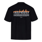Das Lior Oversize-T-Shirt von trueprodigy verfügt über ein Brustlogo und einen "never back down"-Rückendruck in Orange und Weiß, mit einem kleinen Logodetail am Saum. Hergestellt aus dickem Jersey-Stoff für maximalen Komfort.