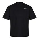 Das Lior Oversize-T-Shirt von trueprodigy hat einen Rundhalsausschnitt, eine normale Passform und ein kleines Brustlogo mit TRUEPRODIGY-Schriftzug sowie einen "never back down"-Druck auf dem Rücken. Hergestellt aus dickem schwarzem Jersey-Stoff.