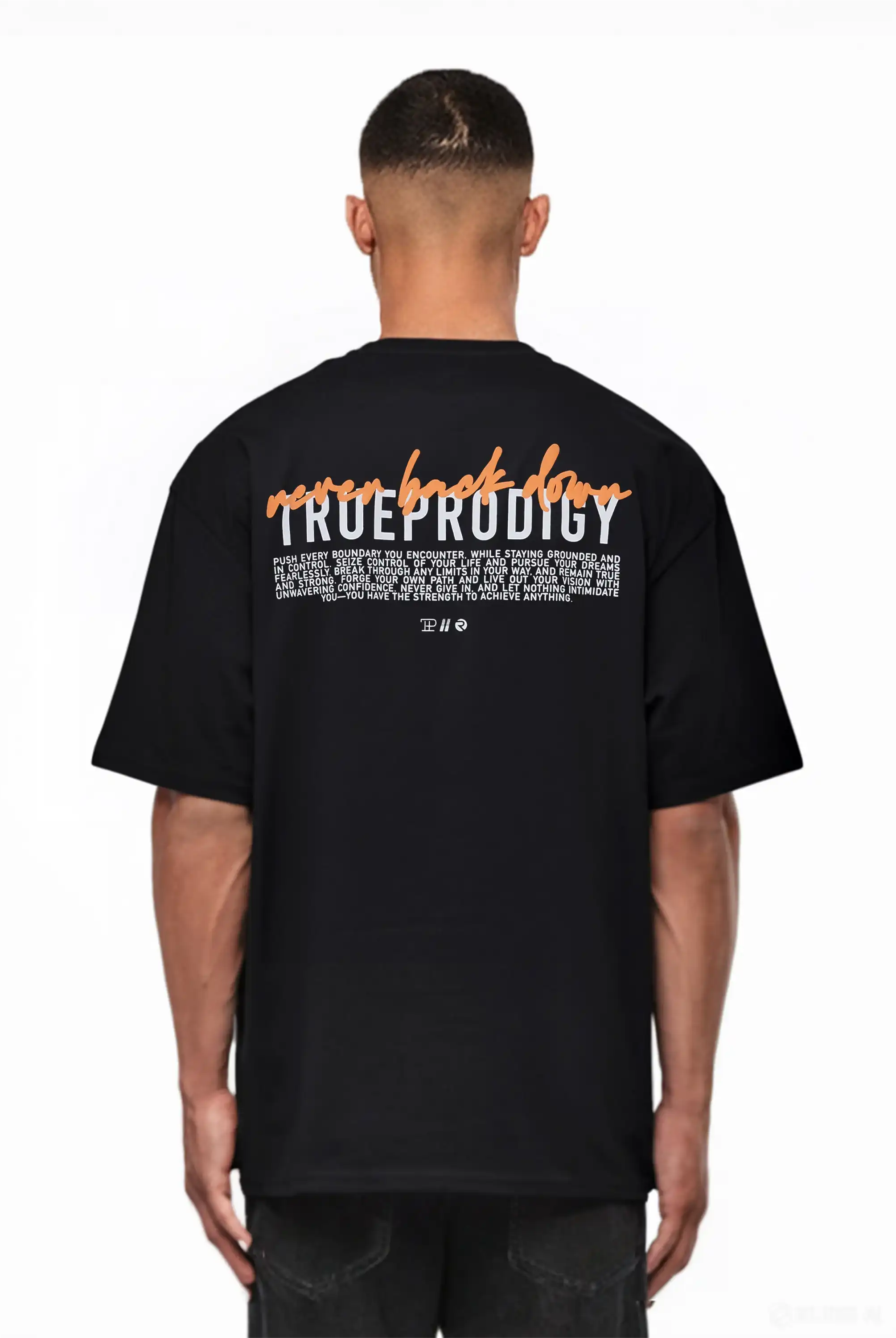 Ein Mann, von hinten gesehen, trägt das Lior Oversize-T-Shirt von trueprodigy, ein schwarzes Unisex-Design mit orangefarbenem und weißem "never back down"-Schriftzug und TRUE PRODIGY-Logo auf dem oberen Rücken, darunter ein kleinerer weißer Schriftzug.