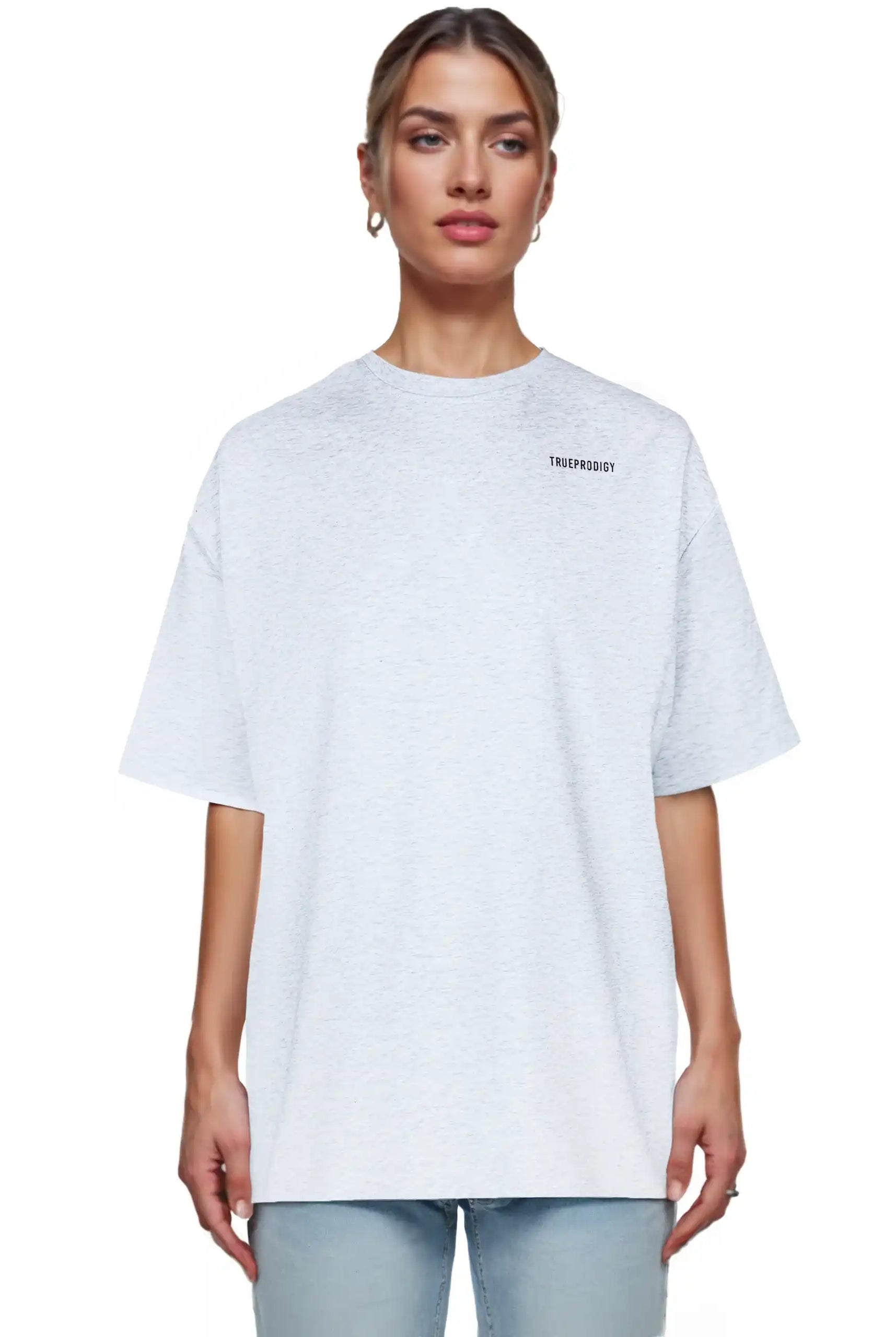 Eine Person trägt das trueprodigy Lior F Oversize-Damen-T-Shirt mit dem Schriftzug "never back down" auf dem Rücken, in hellgrau, gepaart mit hellblauen Jeans, vor einem schlichten weißen Hintergrund.