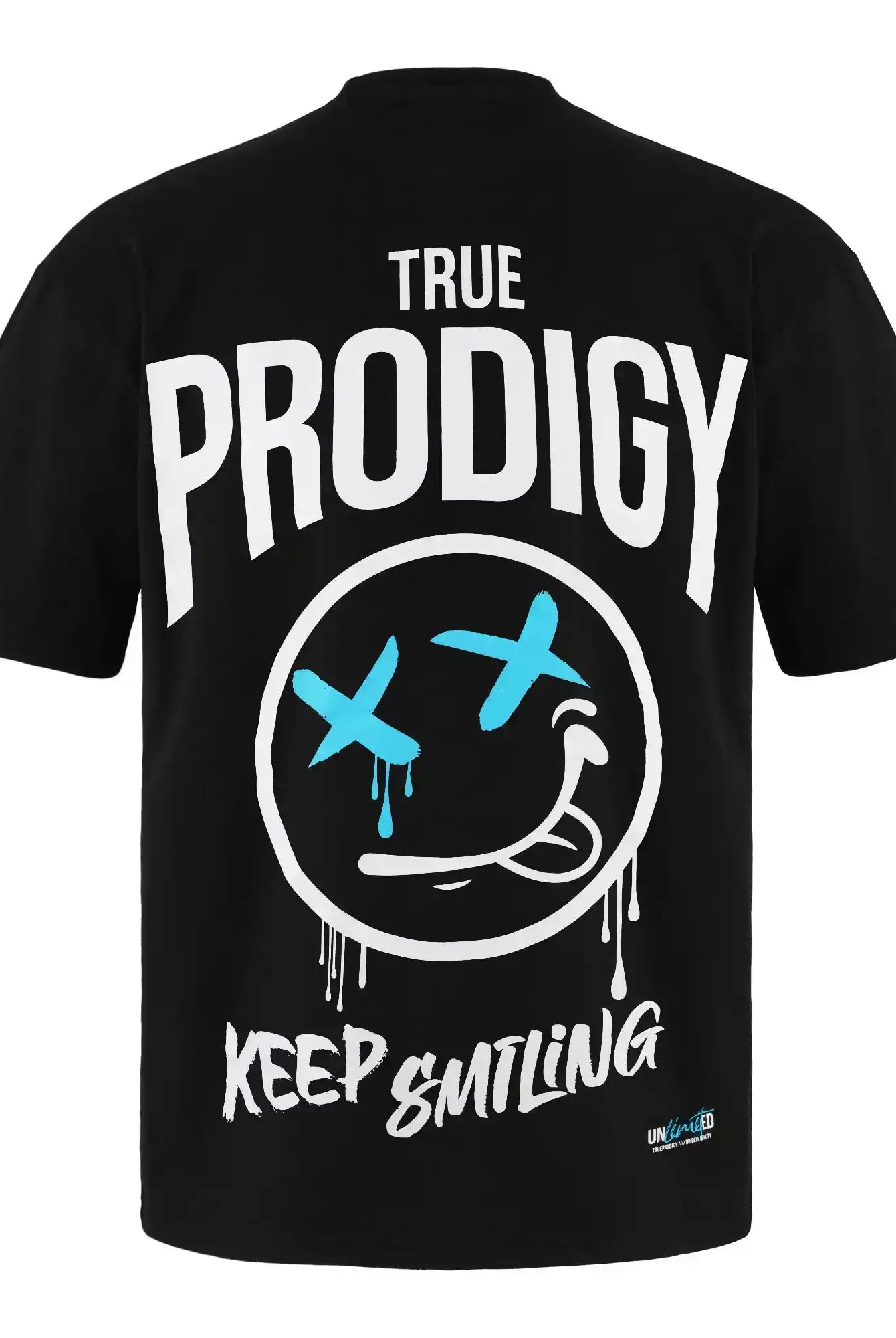 Das Kenji Oversize-T-Shirt von trueprodigy ist ein schwarzes Unisex-T-Shirt aus schwerem Jersey mit dem Schriftzug "TRUE PRODIGY" auf der Brust und einem fetten weißen Smiley-Gesicht mit blauen X-Augen sowie "KEEP SMILING" in Weiß auf dem Rücken.