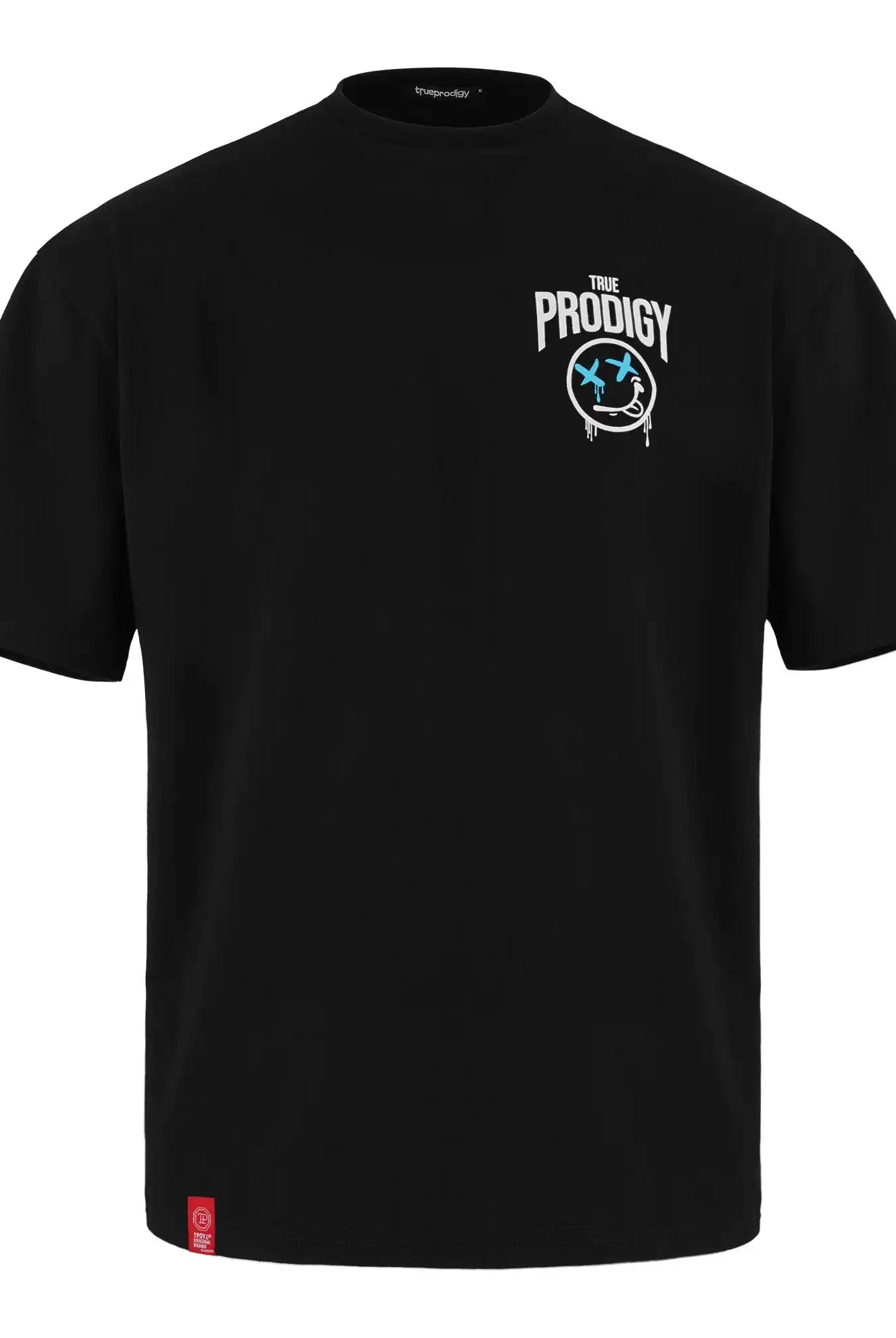 Ein schwarzes Unisex Kenji F Oversize-Damen-T-Shirt von trueprodigy aus schwerem Jersey, mit weißem Graffiti-Schriftzug "The Prodigy" und einer blau-weißen Smiley-Grafik auf der linken Brust, sowie einem kleinen roten Anhänger am unteren Saum.