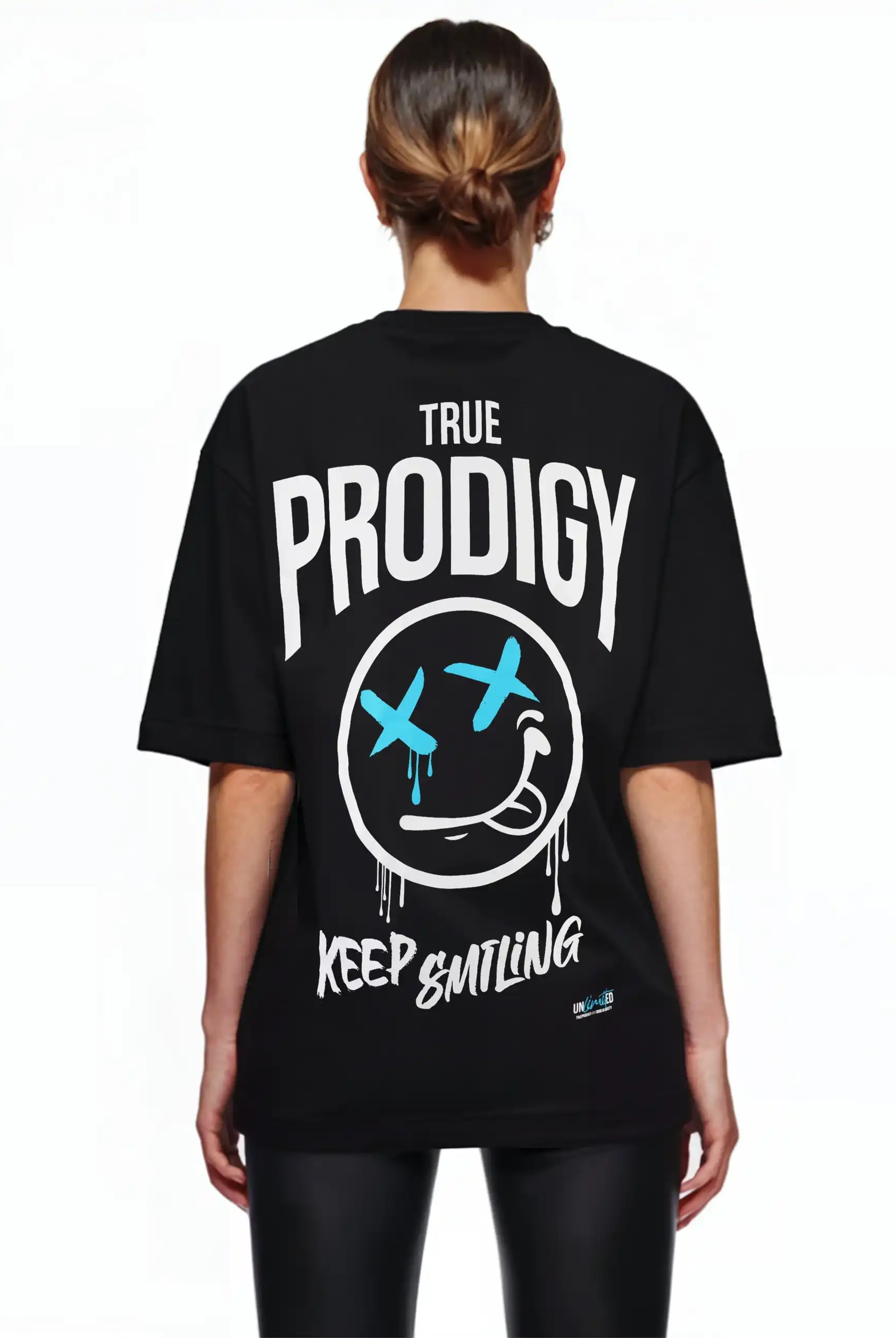 Eine Person trägt das Kenji F Oversize-Damen-T-Shirt von trueprodigy mit Graffiti-Aufdrucken auf Brust und Rücken, darunter "TRUE PRODIGY", "KEEP SMILING" und ein grafisches Gesicht mit X-Augen und einem geschwungenen Mund.