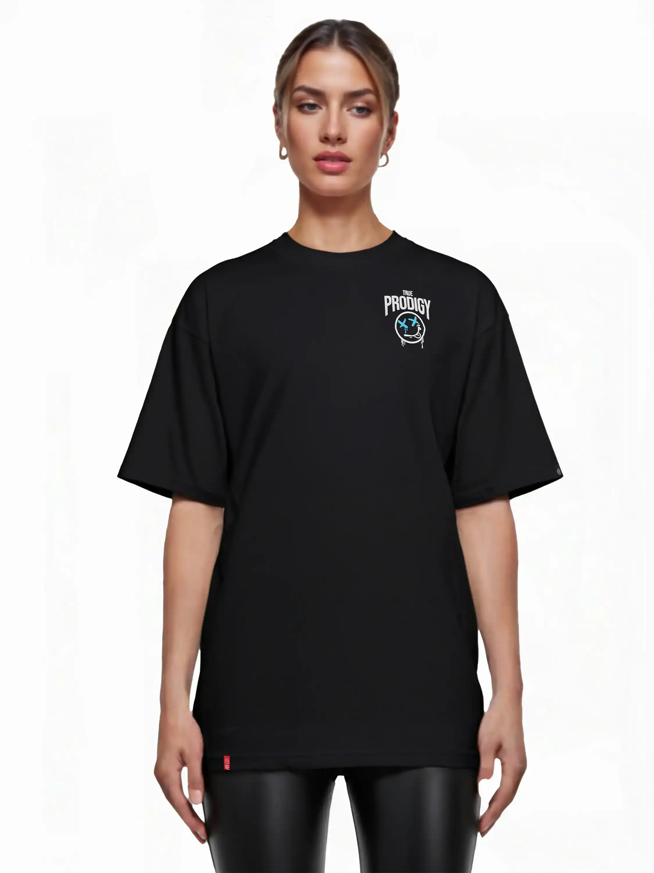 Eine Person steht mit dem Gesicht nach vorne und trägt ein Trueprodigy Kenji F Oversize-Damen-T-Shirt mit Graffiti-Aufdruck auf Brust und Rücken, gepaart mit einer glänzenden schwarzen Hose, vor einem schlichten weißen Hintergrund.