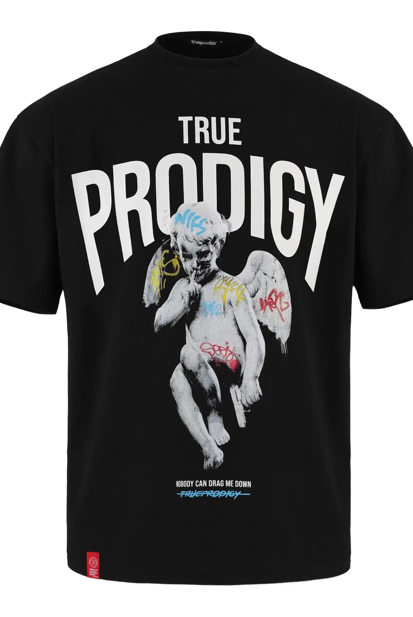 Das Miles Oversized T-Shirt mit Druck von trueprodigy ist ein schwarzes Unisex-T-Shirt aus schwerem Jersey mit einem fetten weißen TRUE PRODIGY-Schriftzug über einer mit Graffiti überzogenen Cherub-Illustration und einem kleinen weißen Text am Saum.