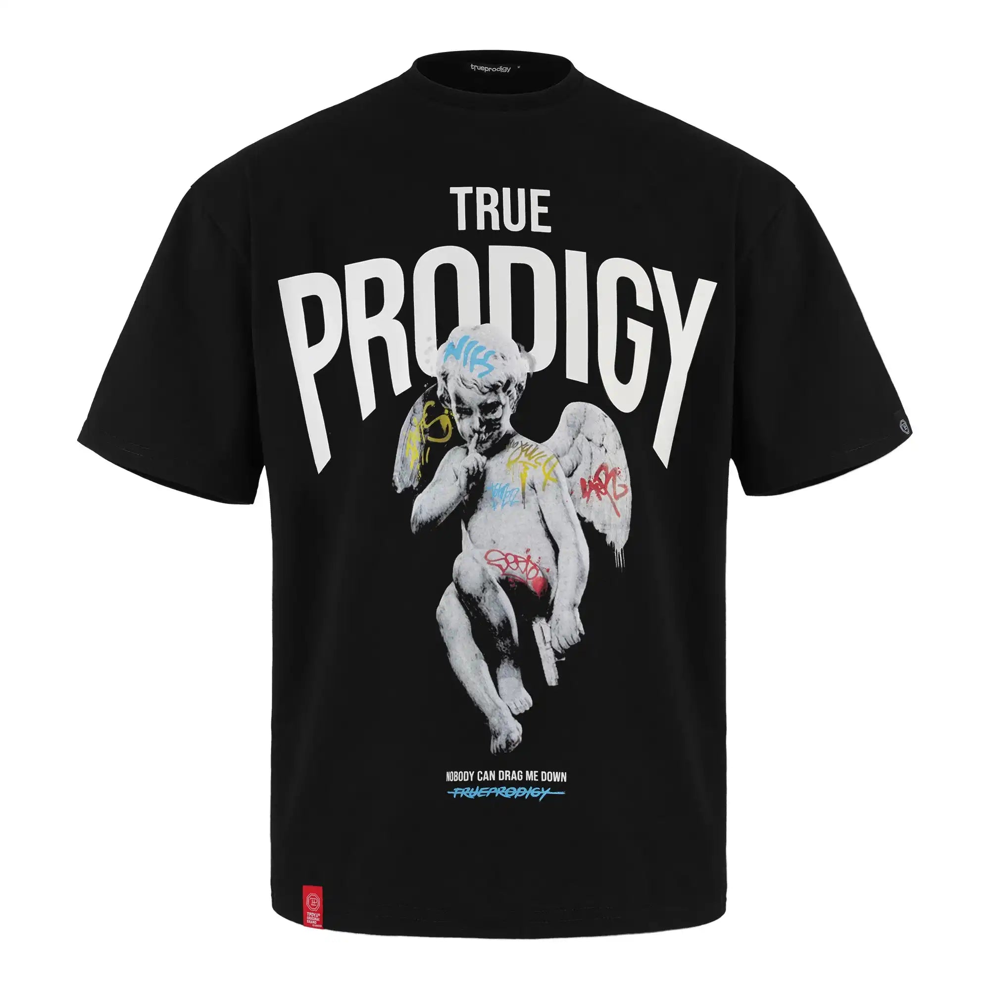 Das Miles Oversized T-Shirt mit Druck von trueprodigy ist ein schwarzes Unisex-T-Shirt aus schwerem Jersey mit einem fetten weißen TRUE PRODIGY-Schriftzug über einer mit Graffiti überzogenen Cherub-Illustration und einem kleinen weißen Text am Saum.