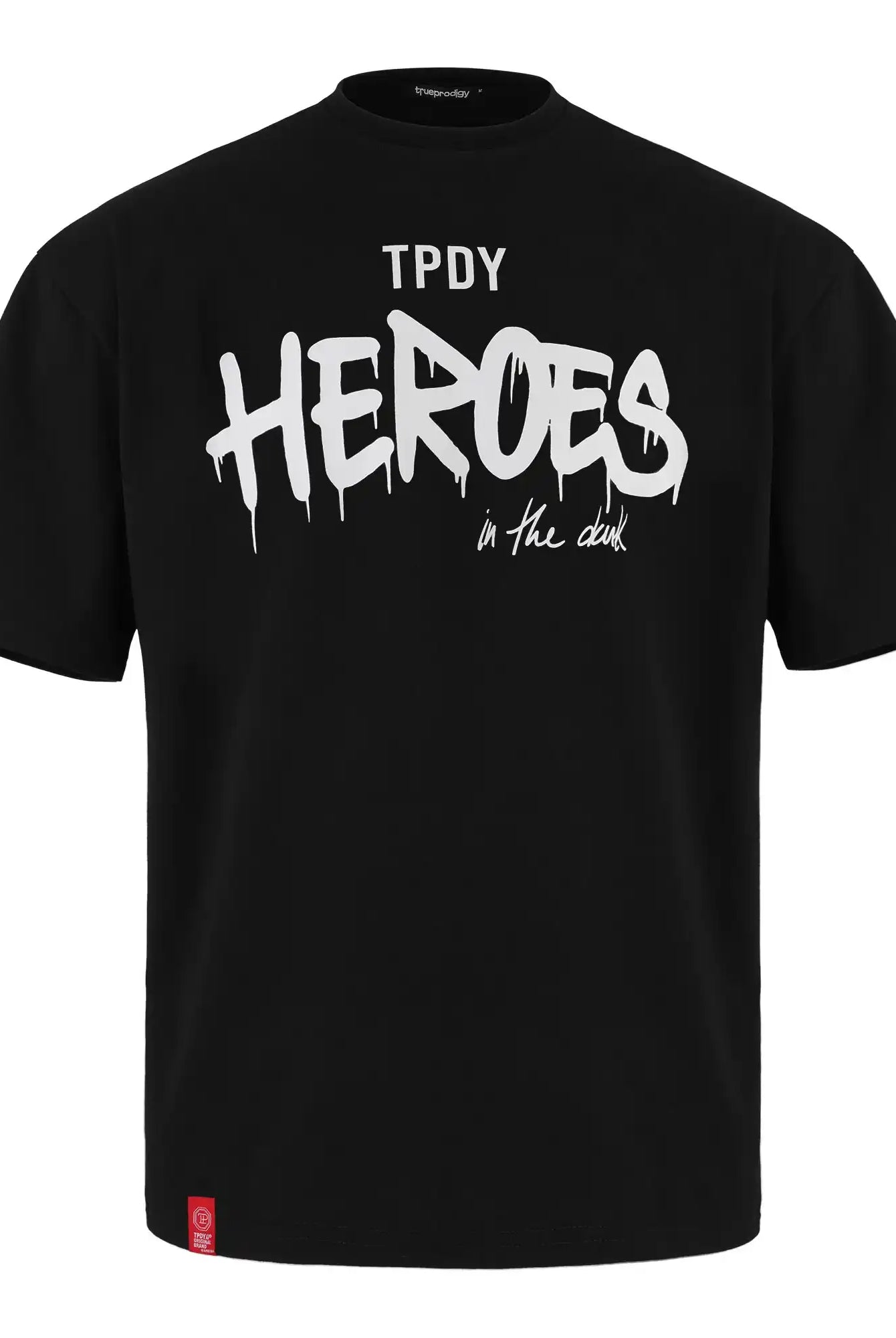 Das trueprodigy Dexter Oversized T-Shirt mit Druck ist ein schwarzes Unisex-T-Shirt mit einem auffälligen weißen "TPDY HEROES in the dark"-Print im Graffiti-Stil auf der Vorderseite. Es ist aus schwerem Jersey gefertigt und mit einem kleinen roten Anhänger am unteren Saum versehen.