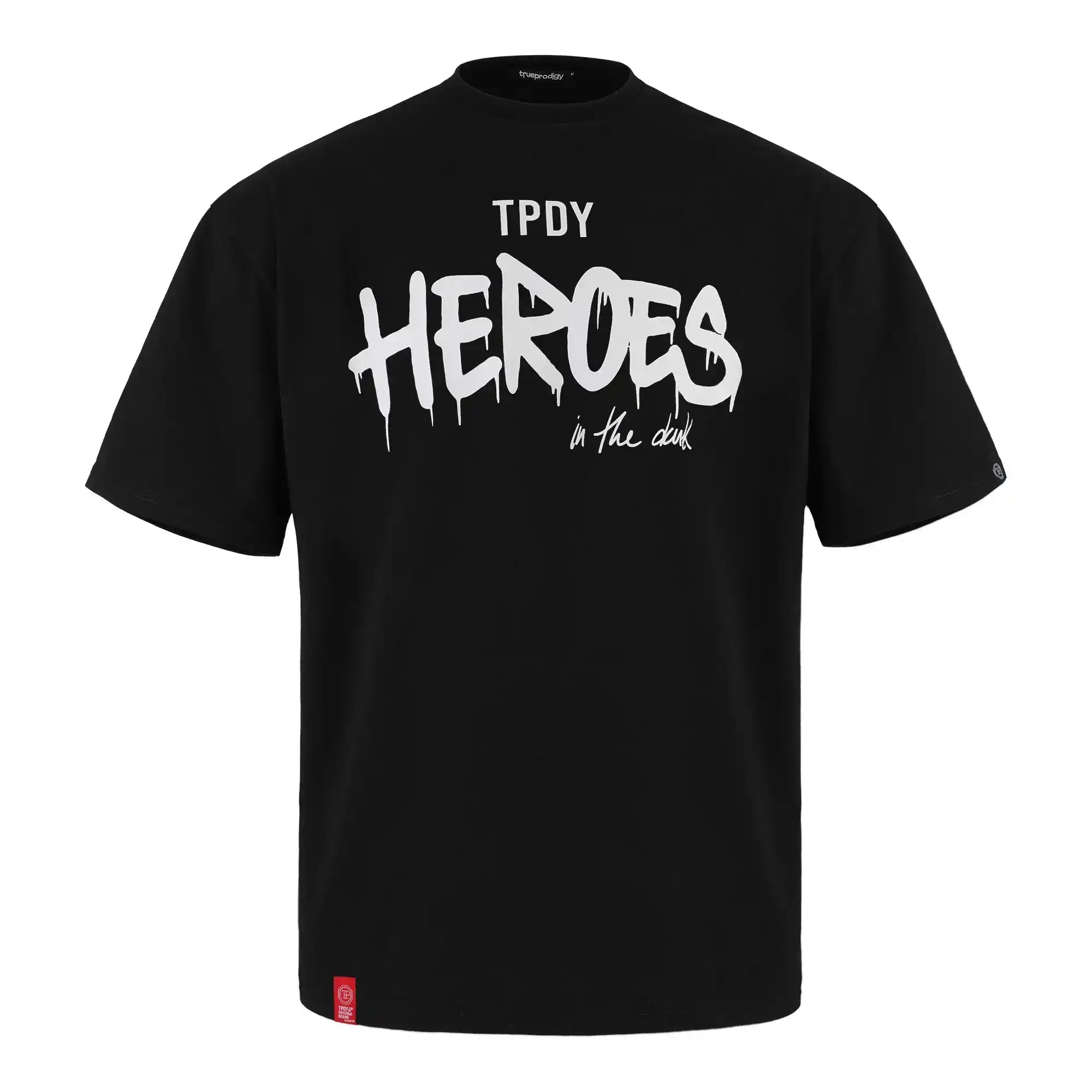 Das trueprodigy Dexter Oversized T-Shirt mit Druck ist ein schwarzes Unisex-T-Shirt mit einem auffälligen weißen "TPDY HEROES in the dark"-Print im Graffiti-Stil auf der Vorderseite. Es ist aus schwerem Jersey gefertigt und mit einem kleinen roten Anhänger am unteren Saum versehen.
