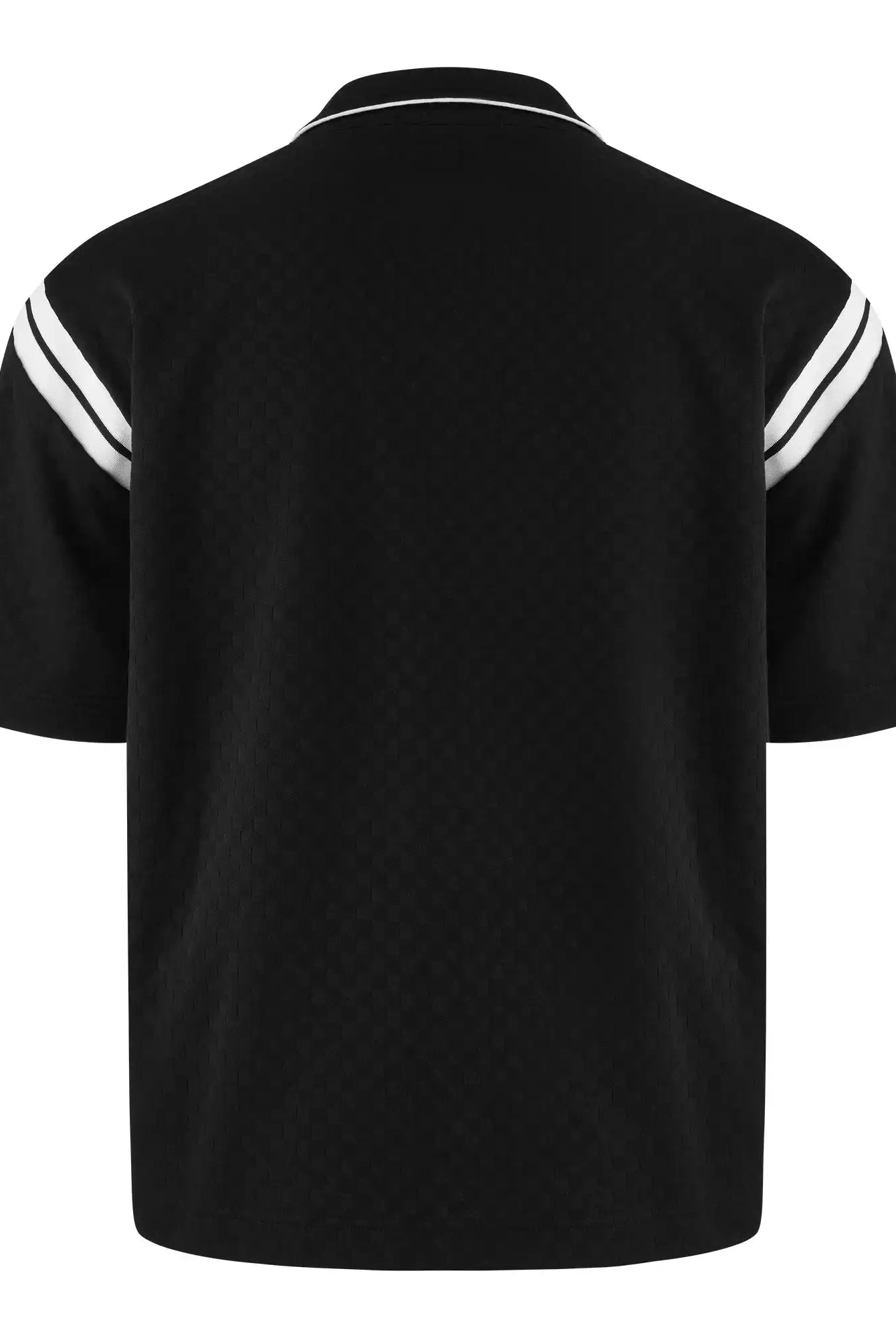 Das Steve Oversized Retro Hemd von trueprodigy ist von hinten in schwarz abgebildet und zeigt ein dezentes Schachbrettmuster, zwei weiße Kontraststreifen auf jeder Schulter, einen Kragen und entspannt geschnittene kurze Ärmel.