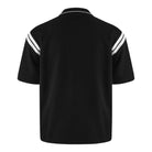 Das Steve Oversized Retro Hemd von trueprodigy ist von hinten in schwarz abgebildet und zeigt ein dezentes Schachbrettmuster, zwei weiße Kontraststreifen auf jeder Schulter, einen Kragen und entspannt geschnittene kurze Ärmel.