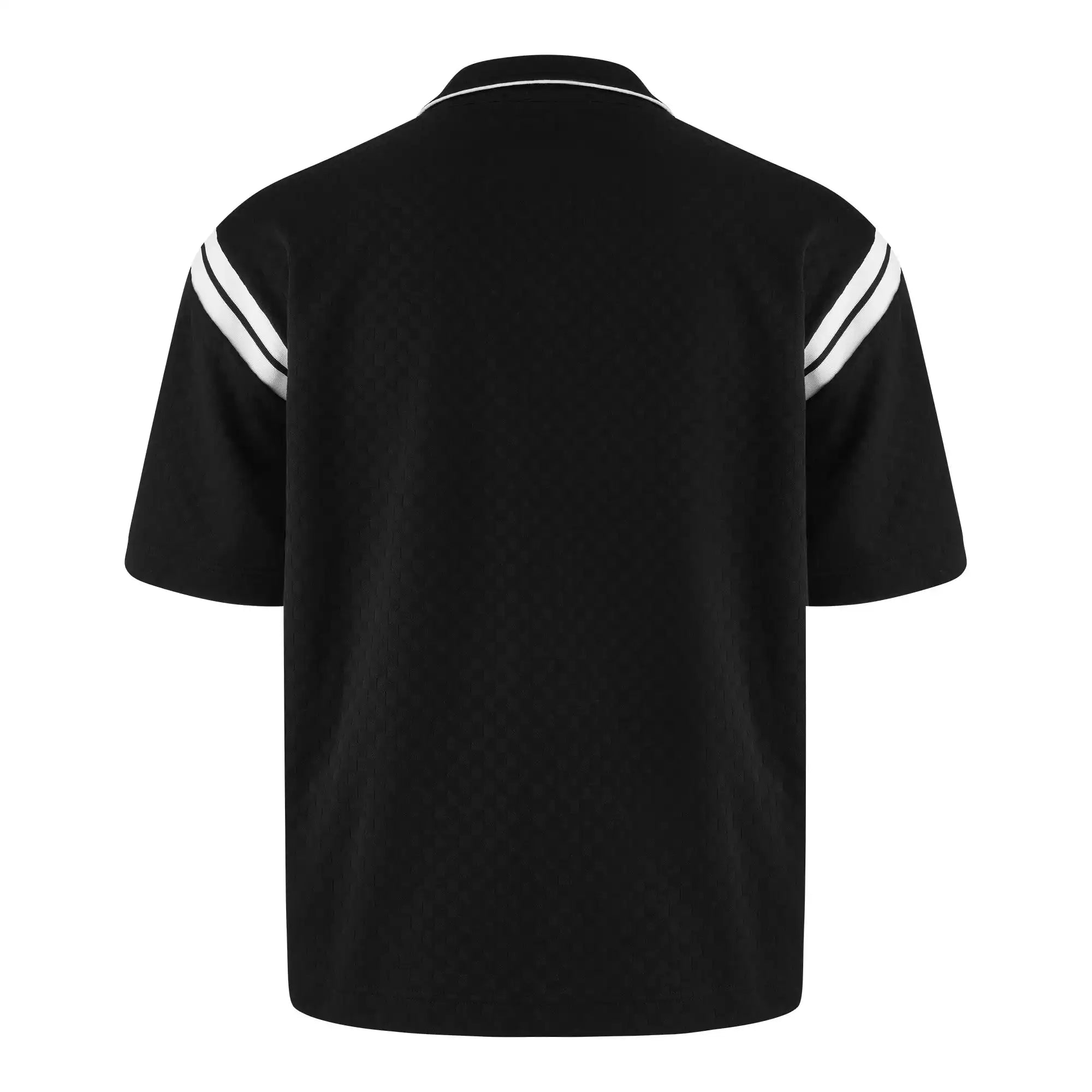 Das Steve Oversized Retro Hemd von trueprodigy ist von hinten in schwarz abgebildet und zeigt ein dezentes Schachbrettmuster, zwei weiße Kontraststreifen auf jeder Schulter, einen Kragen und entspannt geschnittene kurze Ärmel.