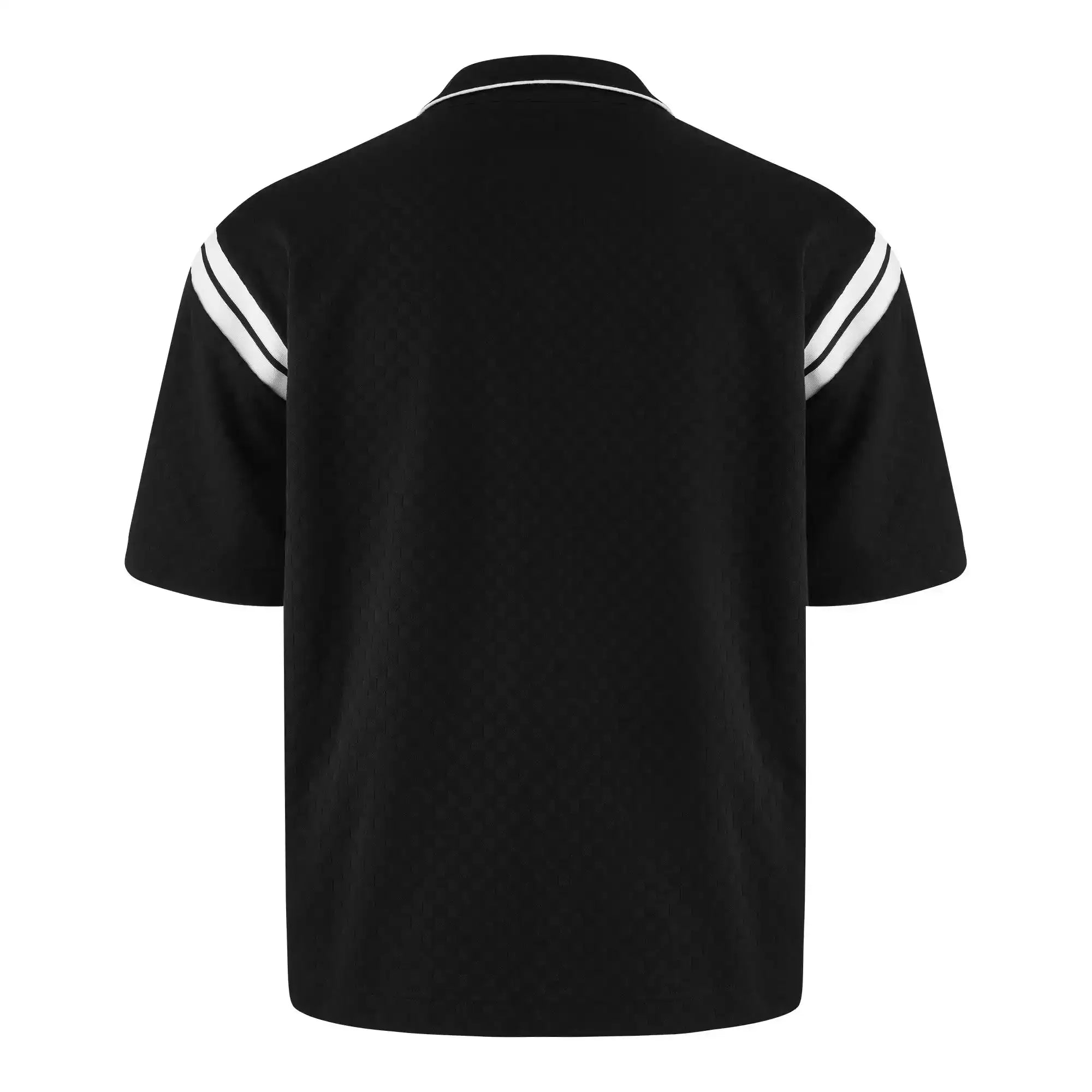 Das Steve Oversized Retro Hemd von trueprodigy ist von hinten in schwarz abgebildet und zeigt ein dezentes Schachbrettmuster, zwei weiße Kontraststreifen auf jeder Schulter, einen Kragen und entspannt geschnittene kurze Ärmel.