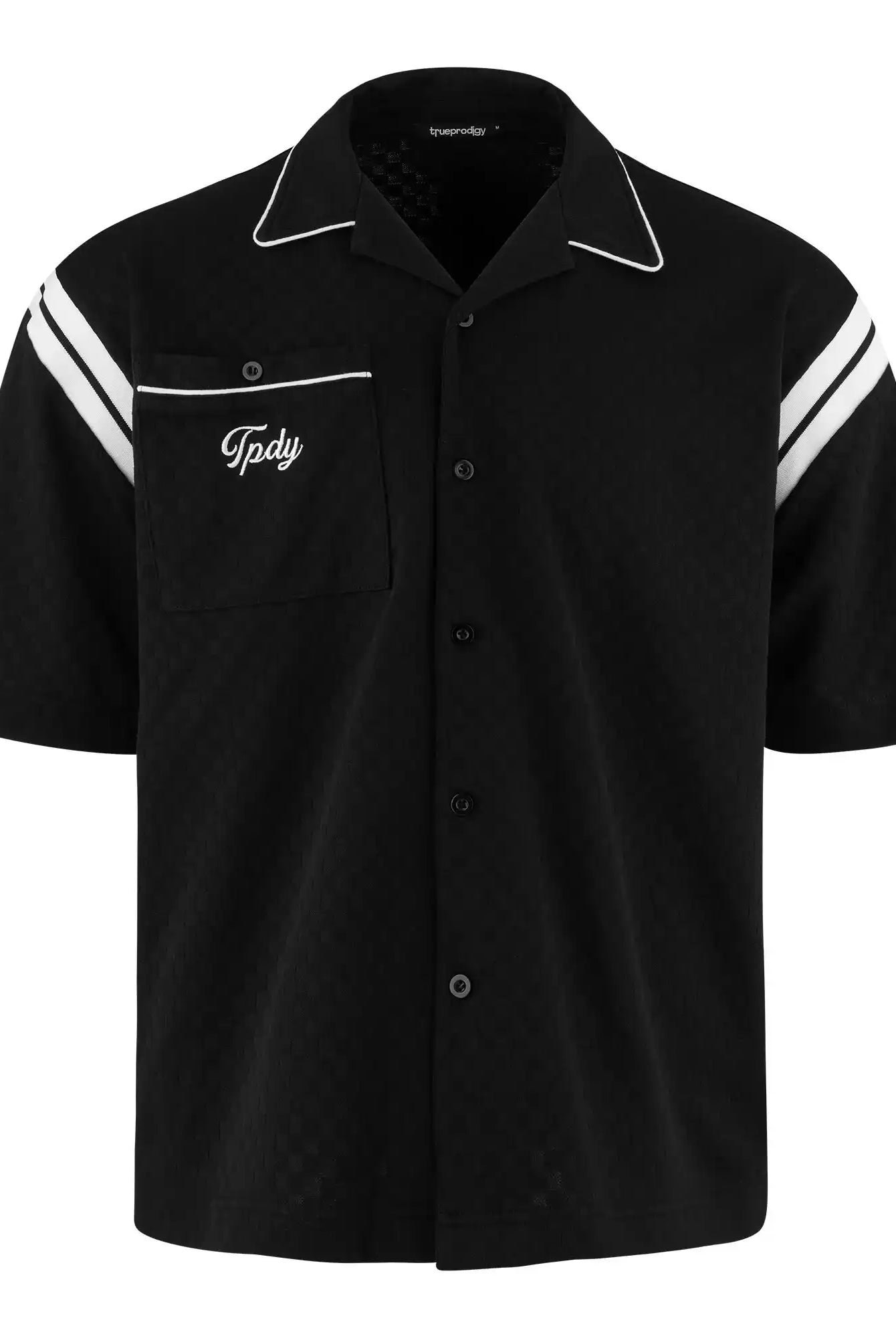 Das trueprodigy Steve Oversized Retro Hemd ist ein schwarzes Kurzarmhemd mit weißen Kontraststreifen an den Ärmeln, weißen Paspeln am Kragen und an den Schultern und einer Brusttasche mit der Aufschrift "Tody".