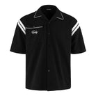 Das trueprodigy Steve Oversized Retro Hemd ist ein schwarzes Kurzarmhemd mit weißen Kontraststreifen an den Ärmeln, weißen Paspeln am Kragen und an den Schultern und einer Brusttasche mit der Aufschrift "Tody".