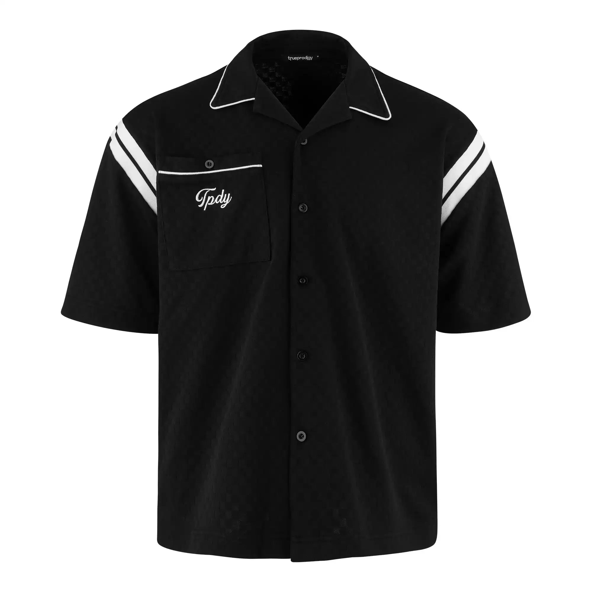 Das trueprodigy Steve Oversized Retro Hemd ist ein schwarzes Kurzarmhemd mit weißen Kontraststreifen an den Ärmeln, weißen Paspeln am Kragen und an den Schultern und einer Brusttasche mit der Aufschrift "Tody".