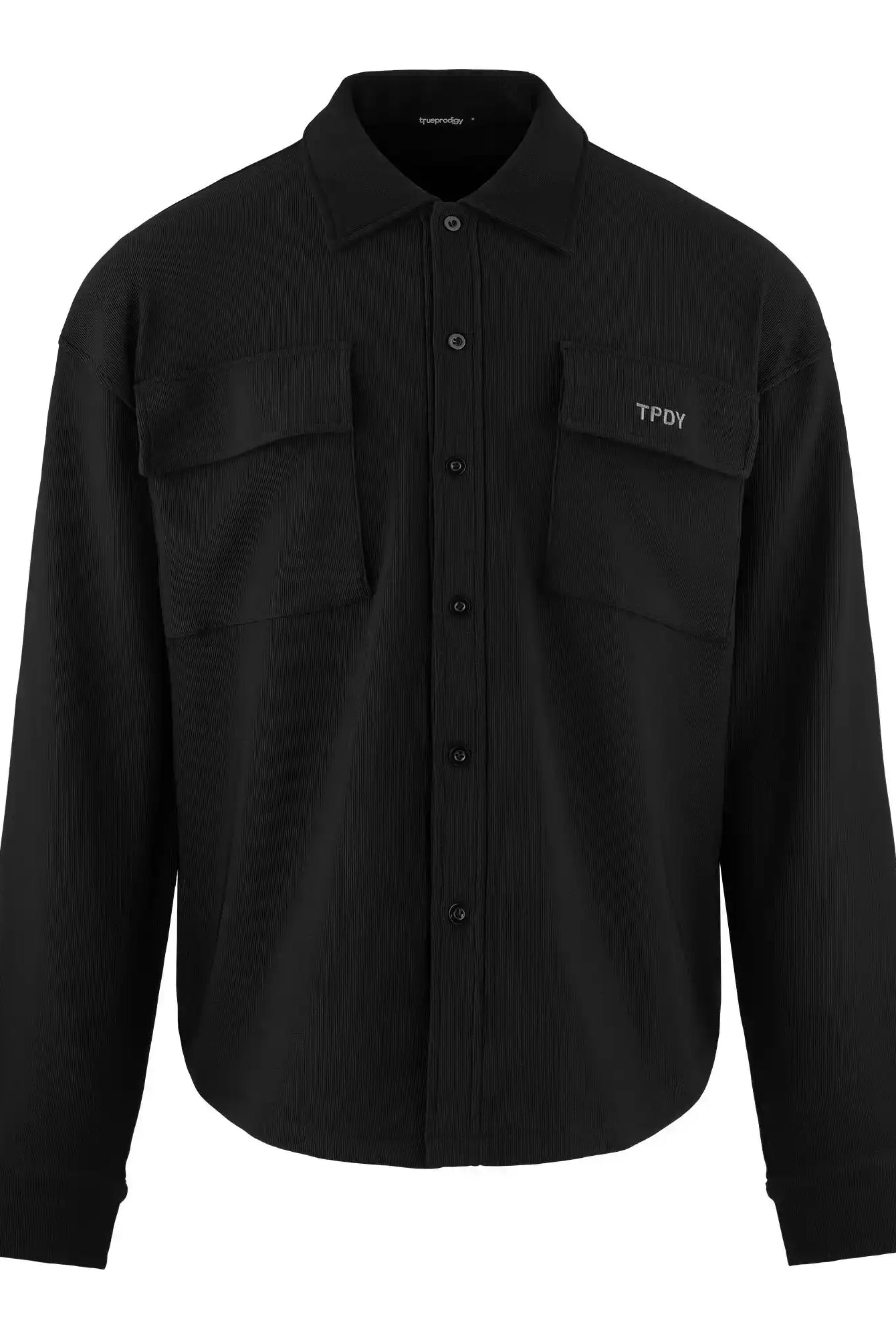 Das Wyatt Oversized Langarm Hemd von trueprodigy ist ein schwarzes Freizeithemd mit Rippstruktur, klassischem Kragen, zwei Brusttaschen und weißer TPDY-Stickerei links.