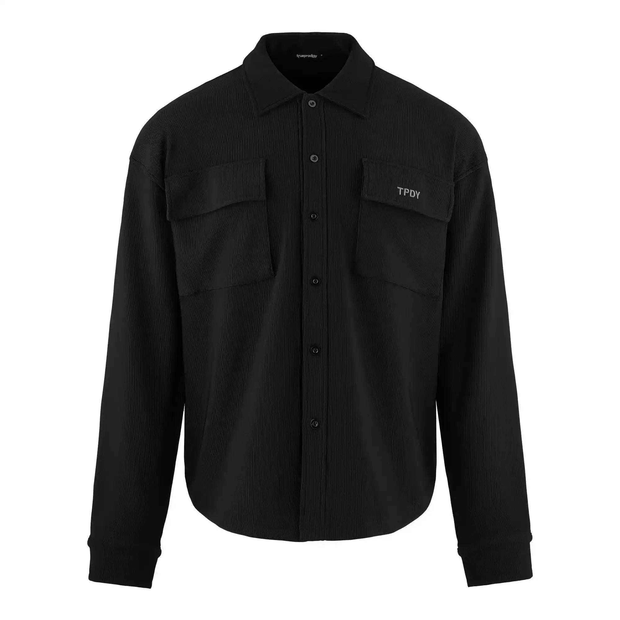 Das Wyatt Oversized Langarm Hemd von trueprodigy ist ein schwarzes Freizeithemd mit Rippstruktur, klassischem Kragen, zwei Brusttaschen und weißer TPDY-Stickerei links.