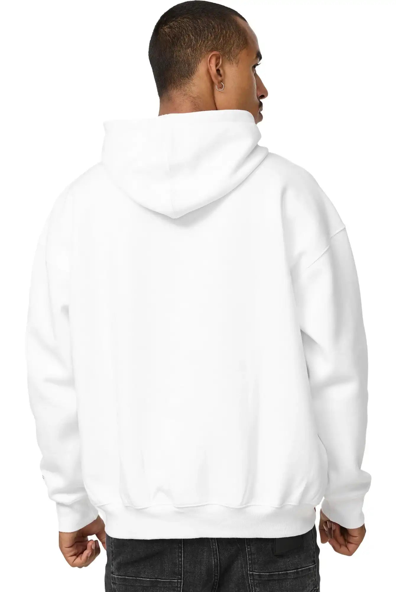 Eine Person blickt von der Kamera weg und trägt einen trueprodigy Tobi Oversized Hoodie mit Print und dunkle Jeans. Die Kapuze ist heruntergezogen, der Hintergrund ist einfarbig weiß.