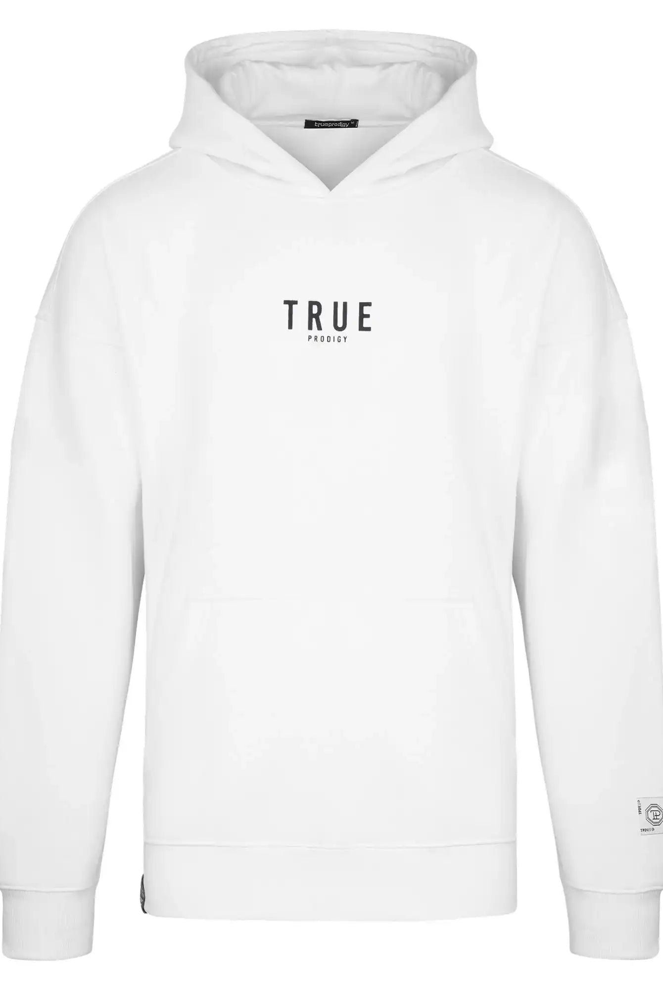 Der Quinn Oversized Hoodie mit Print von trueprodigy ist ein schlichter, weißer Unisex-Kapuzenpulli mit einer Fronttasche, schwarzem TRUE PRODIGY-Brustprint und einem kleinen trueprodigy-Label am linken Ärmel in der Nähe des Bündchens.