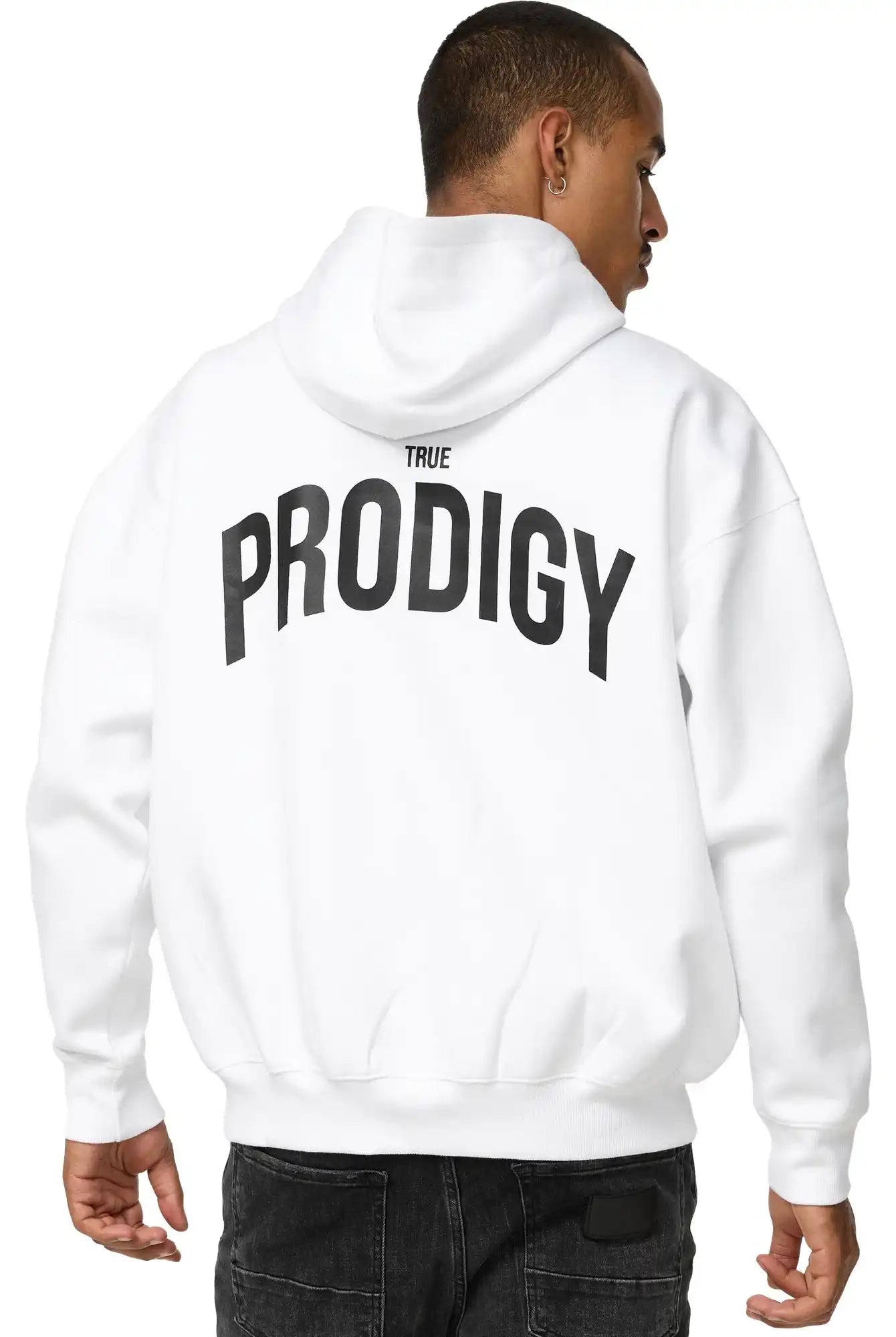 Eine Person, die von hinten gezeigt wird, trägt den Quinn Oversized Hoodie mit Print von trueprodigy, mit großem schwarzen TRUE PRODIGY-Schriftzug auf dem Rücken, vor einem unifarbenen Hintergrund.