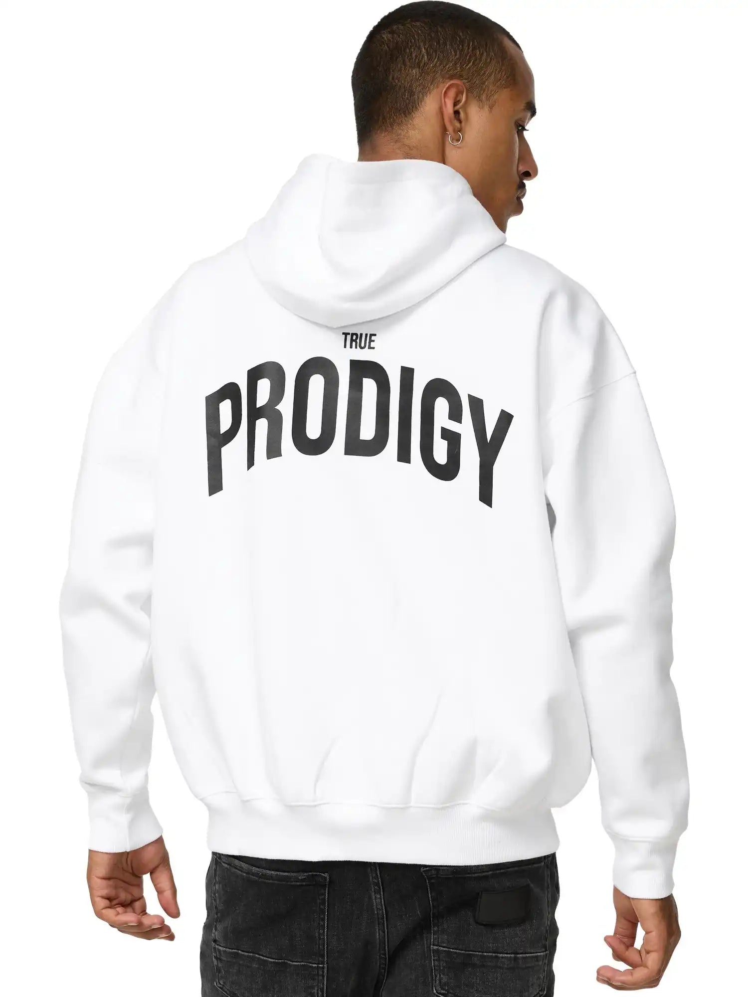 Eine Person, die von hinten gezeigt wird, trägt den Quinn Oversized Hoodie mit Print von trueprodigy, mit großem schwarzen TRUE PRODIGY-Schriftzug auf dem Rücken, vor einem unifarbenen Hintergrund.