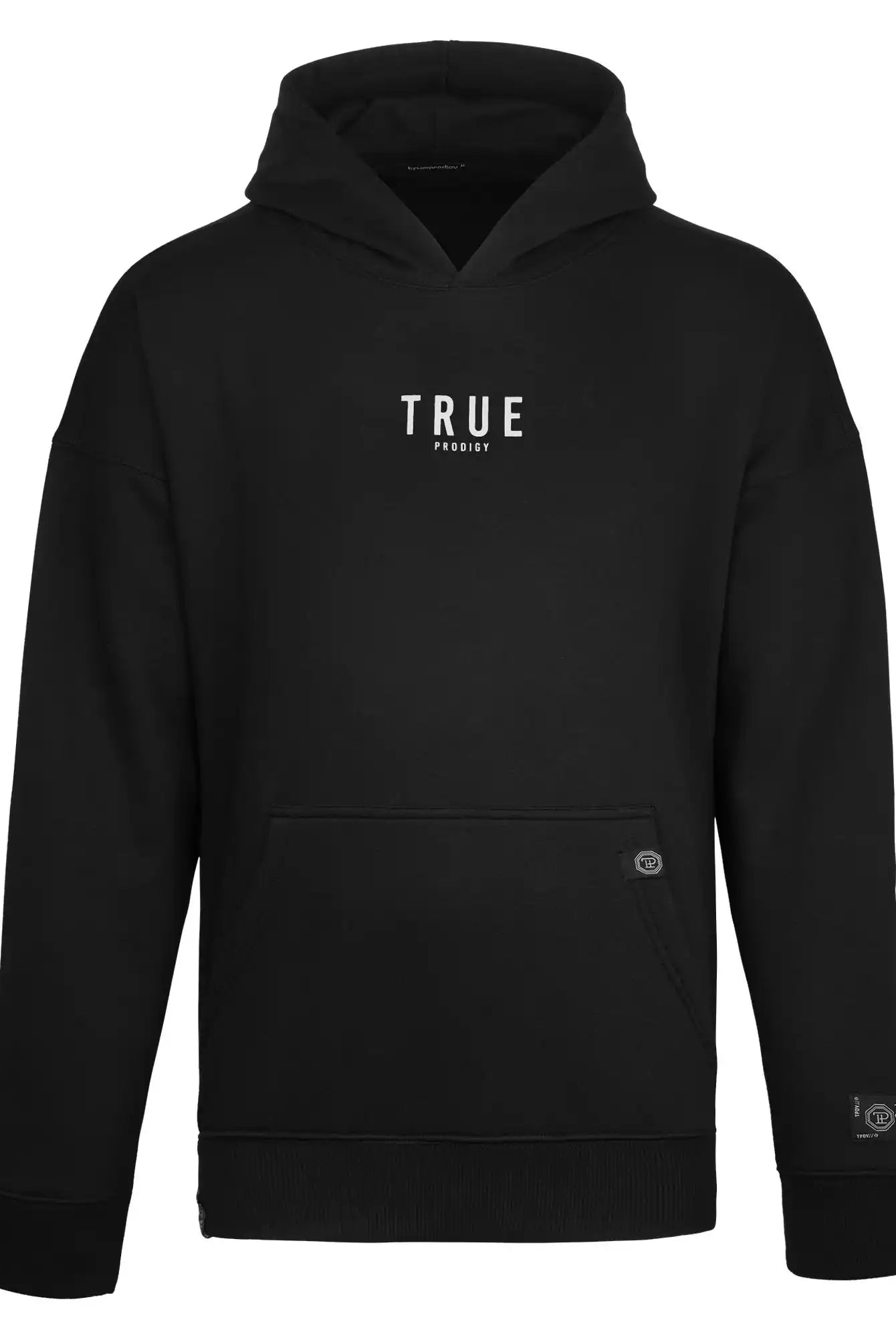 Der Quinn Oversized Hoodie mit Print von trueprodigy ist ein schwarzer Unisex-Kapuzenpullover mit einer Vordertasche, einem auffälligen weißen TRUE-Print auf der Brust und kleinen Etiketten in der Nähe der Tasche und auf dem linken Ärmel.