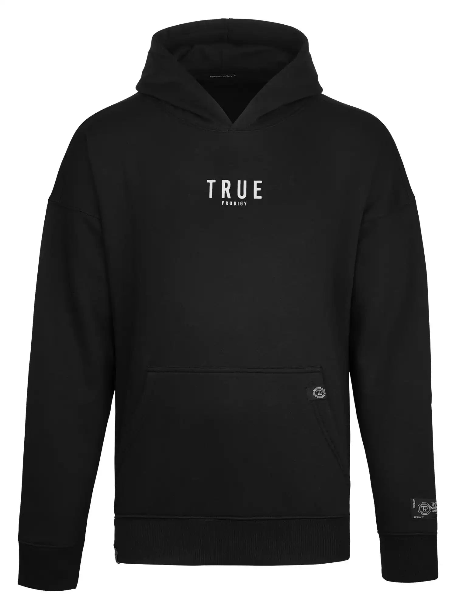 Der Quinn Oversized Hoodie mit Print von trueprodigy ist ein schwarzer Unisex-Kapuzenpullover mit einer Vordertasche, einem auffälligen weißen TRUE-Print auf der Brust und kleinen Etiketten in der Nähe der Tasche und auf dem linken Ärmel.
